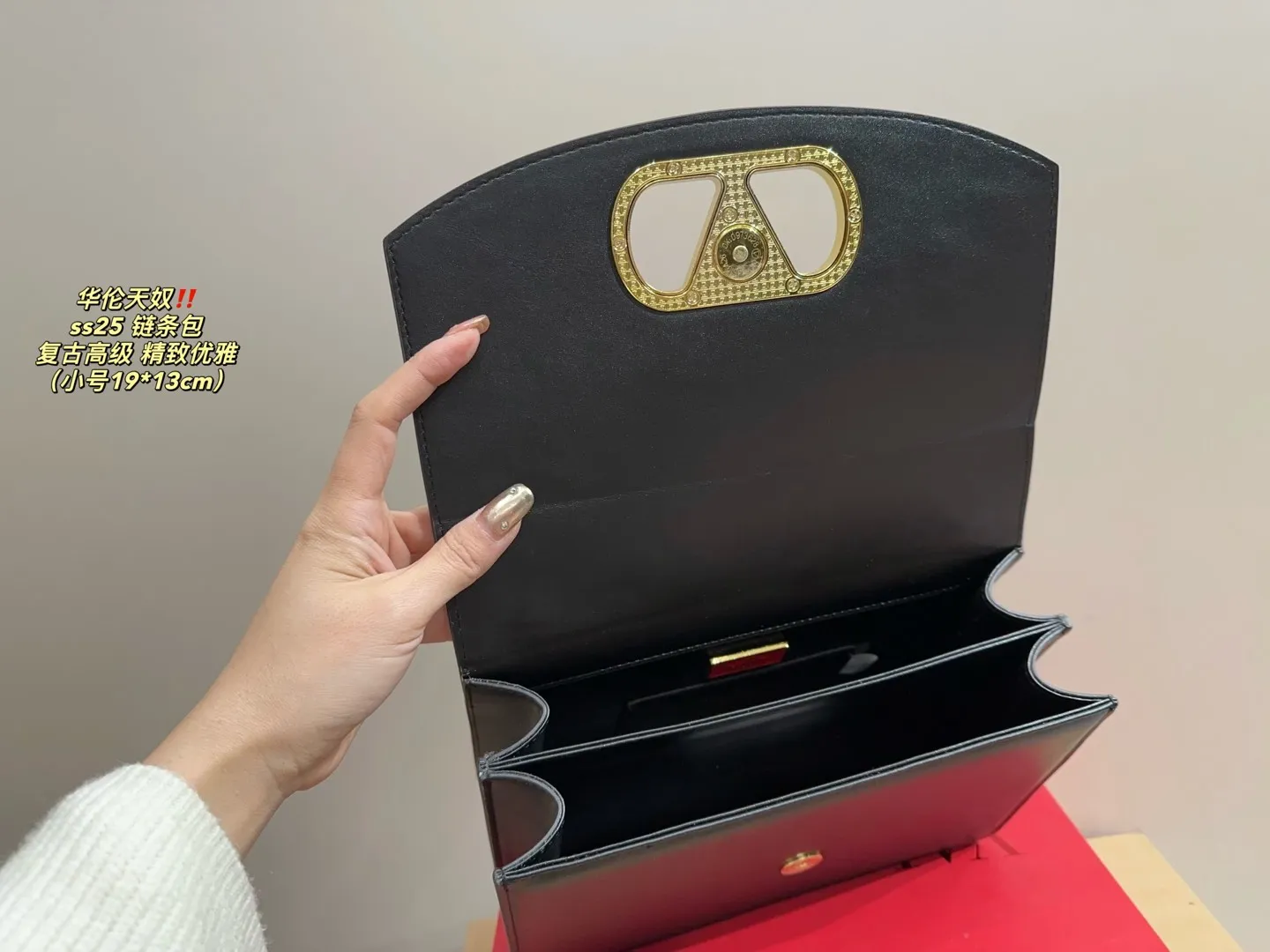 Large P300 comes with a folding box⚠️Size 24.15 Small P290 comes with a folding box⚠️Size 19.13 Valentino ss25 chain bag Retro hollow logo Modern style full of eye-catching and texture Overflowing with a sense of high-end This appearance is very versatile~ The flower of wealth in the world, beautiful and generous‼ ️