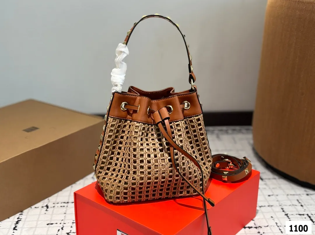 P370 with folding box Valentino woven bag 24 spring and summer has a strong holiday style, but it is also suitable for daily life. I feel like having a bag like this is a must. After all, no one wants to refuse the waves and the beach# Size: 18 20