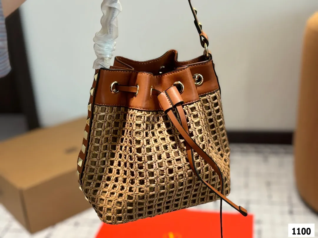 P370 with folding box Valentino woven bag 24 spring and summer has a strong holiday style, but it is also suitable for daily life. I feel like having a bag like this is a must. After all, no one wants to refuse the waves and the beach# Size: 18 20