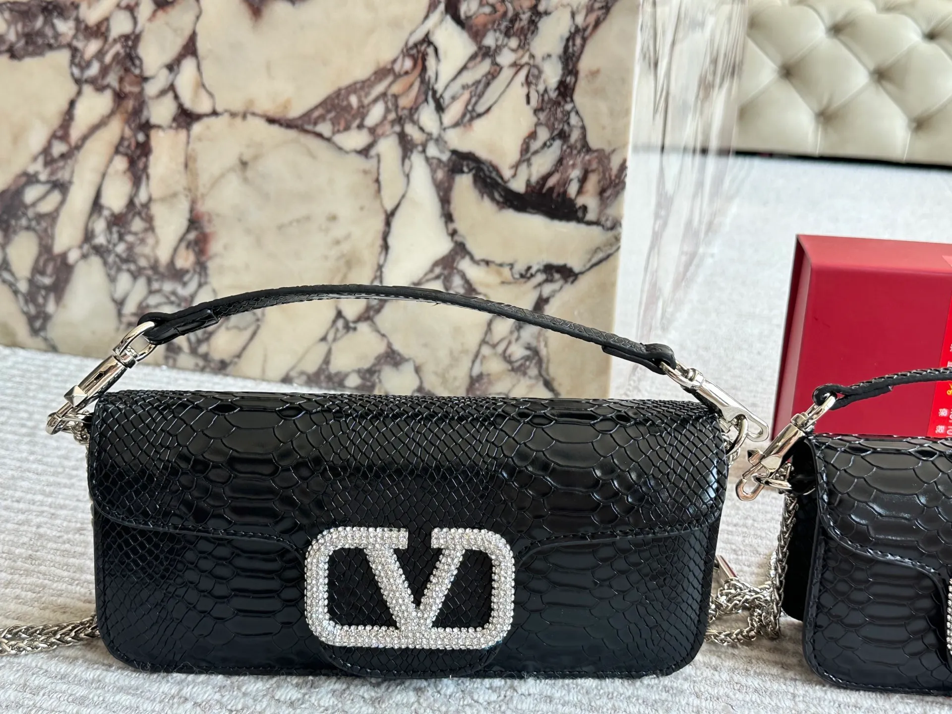 💰 340, 165 box size: 20 9cm 26 17cm Valentino new product! Who can resist this style? It’s totally okay to wear in spring, summer, autumn and winter~
