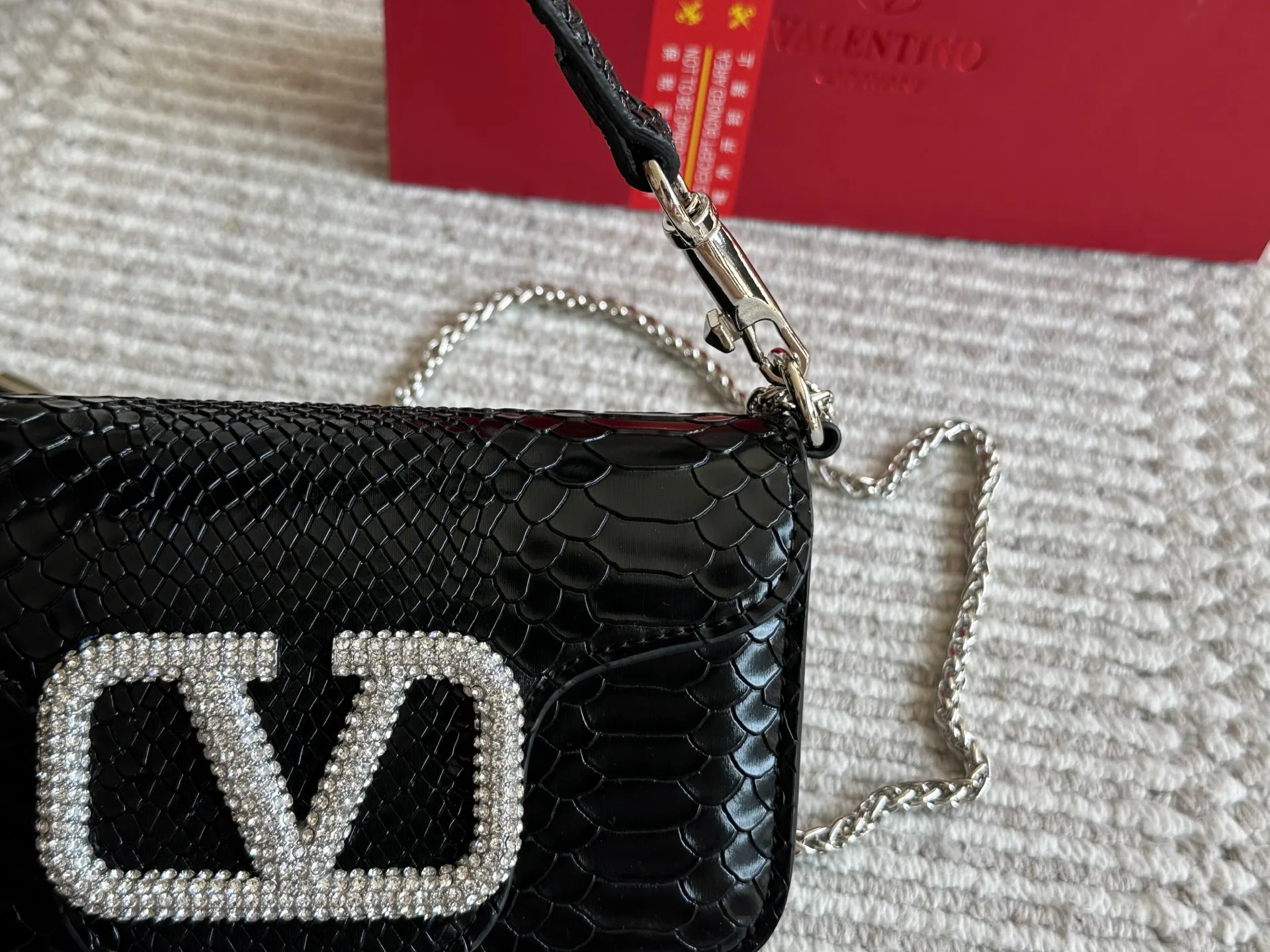💰 340, 165 box size: 20 9cm 26 17cm Valentino new product! Who can resist this style? It’s totally okay to wear in spring, summer, autumn and winter~