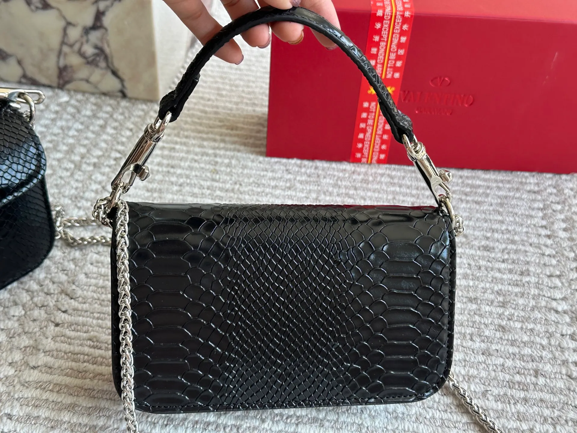 💰 340, 165 box size: 20 9cm 26 17cm Valentino new product! Who can resist this style? It’s totally okay to wear in spring, summer, autumn and winter~