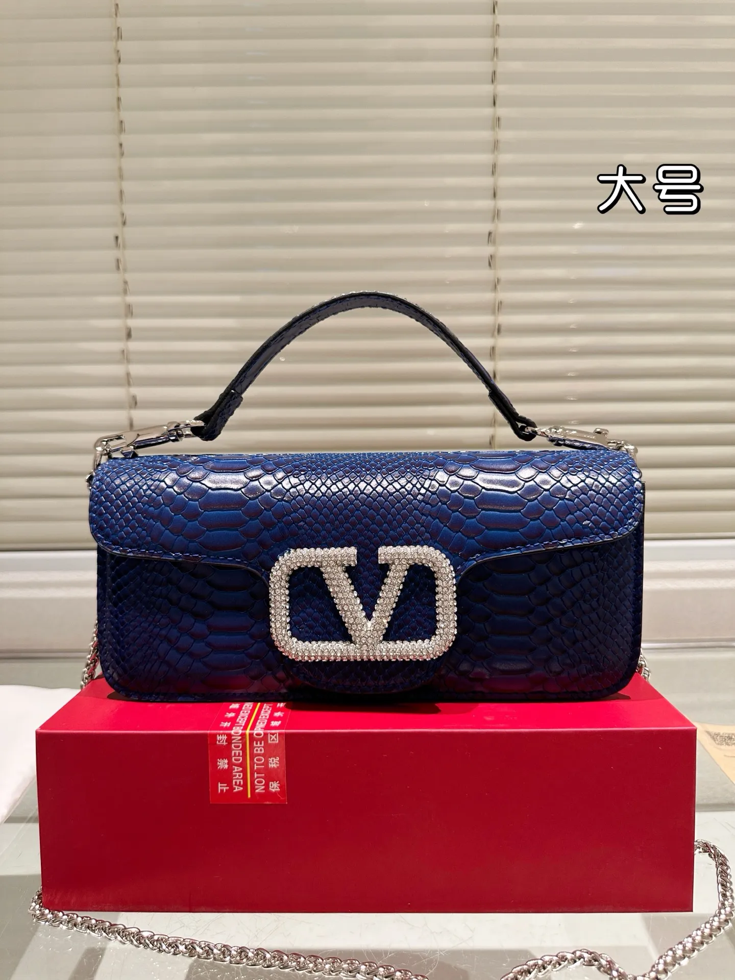 Large P340 Folding Box ⚠️Size 26.11 Valentino Loco Shoulder Bag Overflowing with Sophistication This Look Is Very Versatile No matter how you carry it, you won’t feel any pressure. Which girl can resist such a beautiful bag?