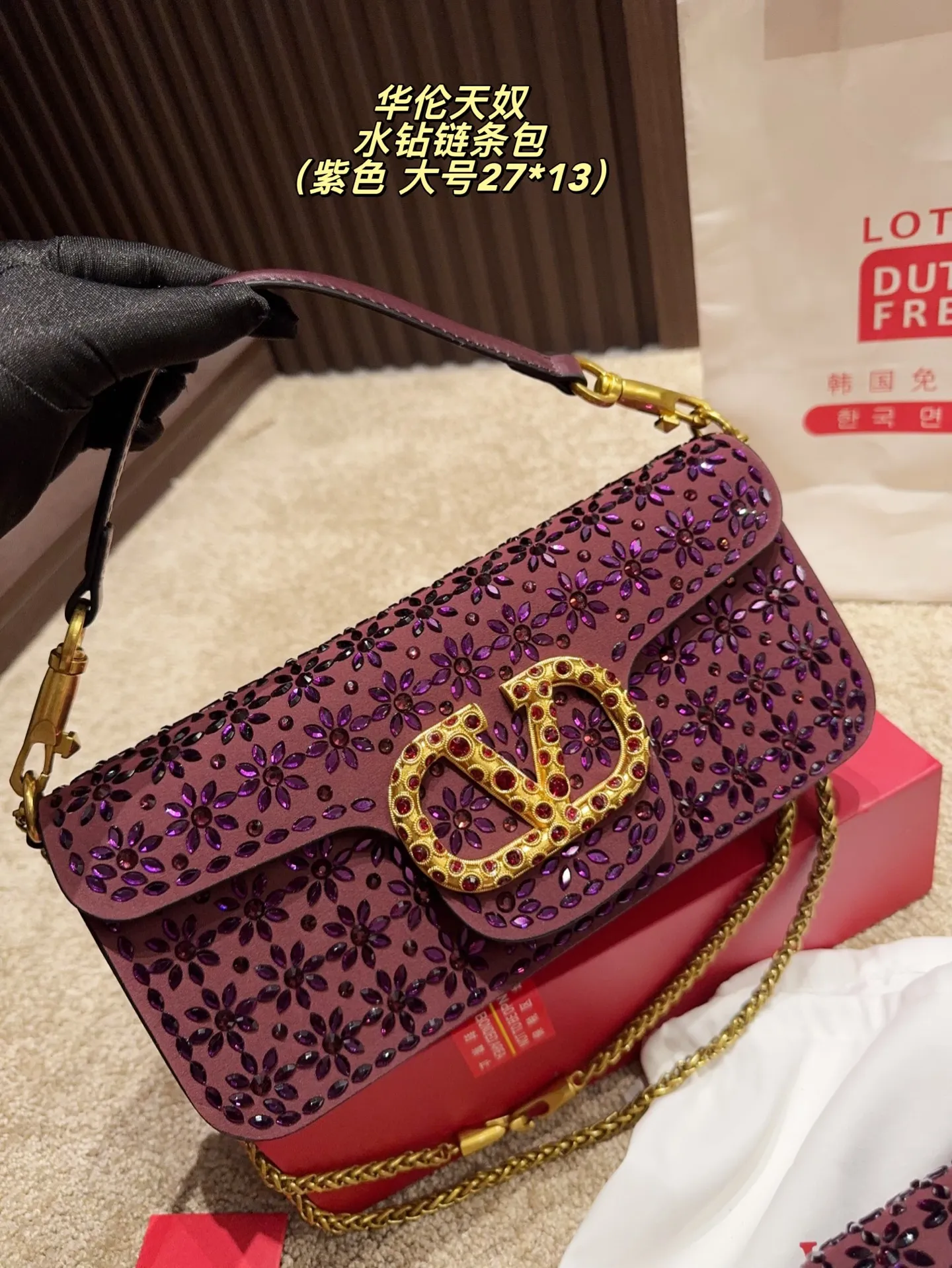 Large P400 comes with box⚠️size 27.13 Small P390 comes with box⚠️size 20.12 Valentino rhinestone chain bag Unlocks the fashion charm Can be salty or sweet The most beautiful girl on the street