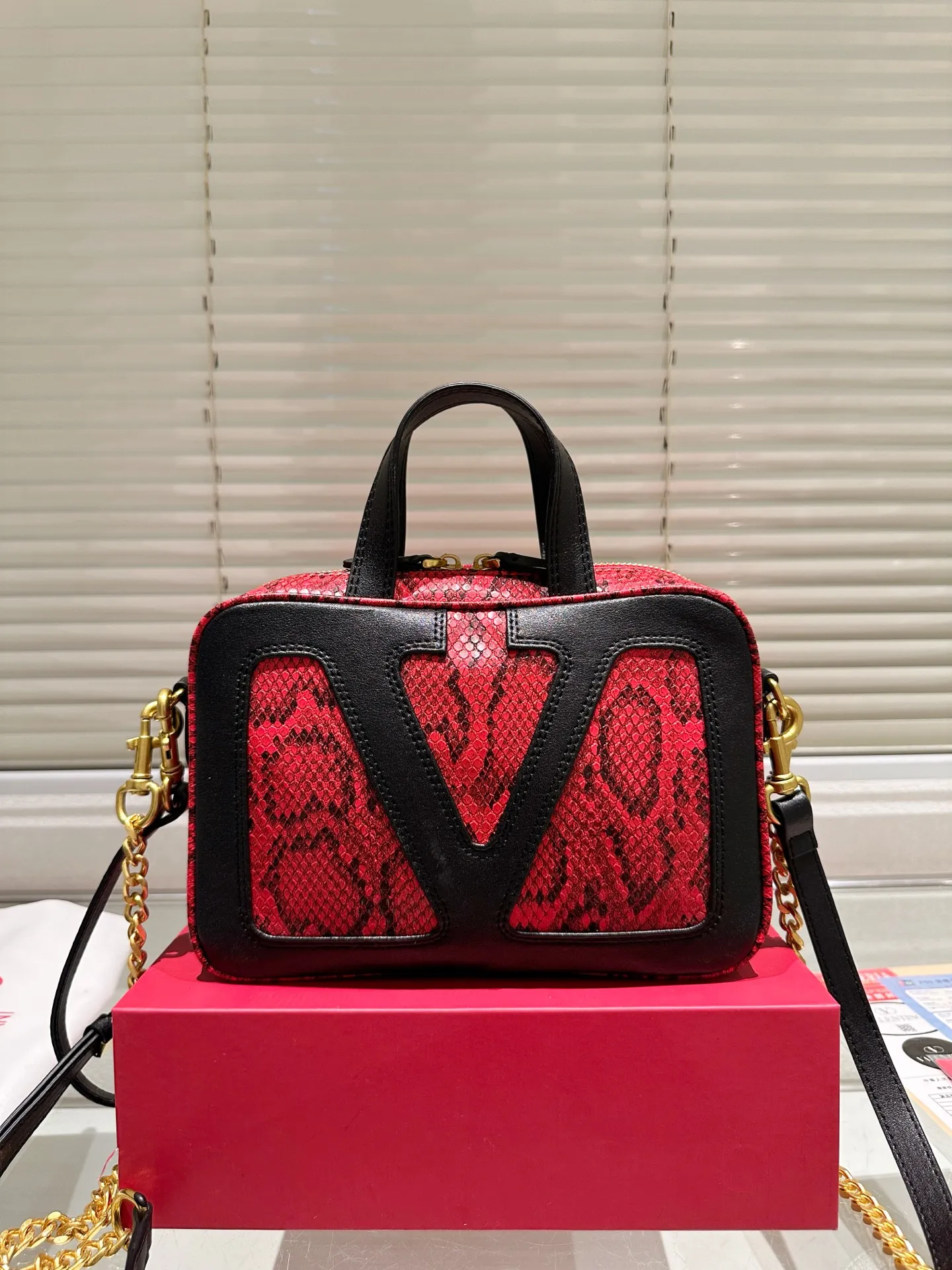 P380 Folding Box ⚠️Size 24.16 Valentino crossbody bag. The sense of luxury is overflowing. This look is very versatile. No matter how you carry it, there is no pressure. Which girl can refuse such a beautiful bag?