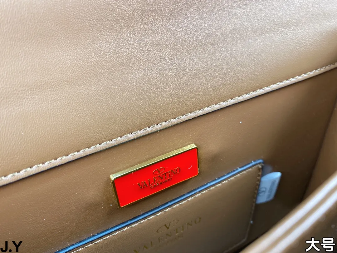 p310/p300 Folding box 🎁 Valentino Vain series handbags~ A versatile bag that can be sweet or salty, casual or business, magnetic opening and closing, practical capacity, exquisite and noble, elegant and timeless! Size: 24*16/19.5*13