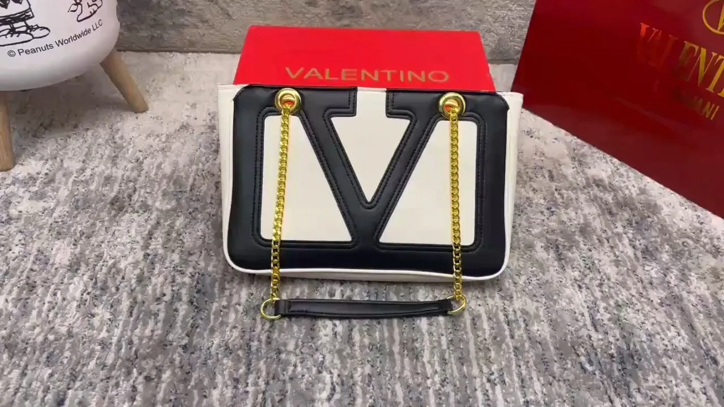 p260 Valentino Valentino ⚠️ Comes with box ⚠️ Size 28*18 VivaSuperstar meets your various needs. Its capacity is amazing. It looks flat, but it can hold a laptop. It breaks the shape of the traditional tote bag. It is made of soft lambskin, delicate and soft, and the bag body is light.