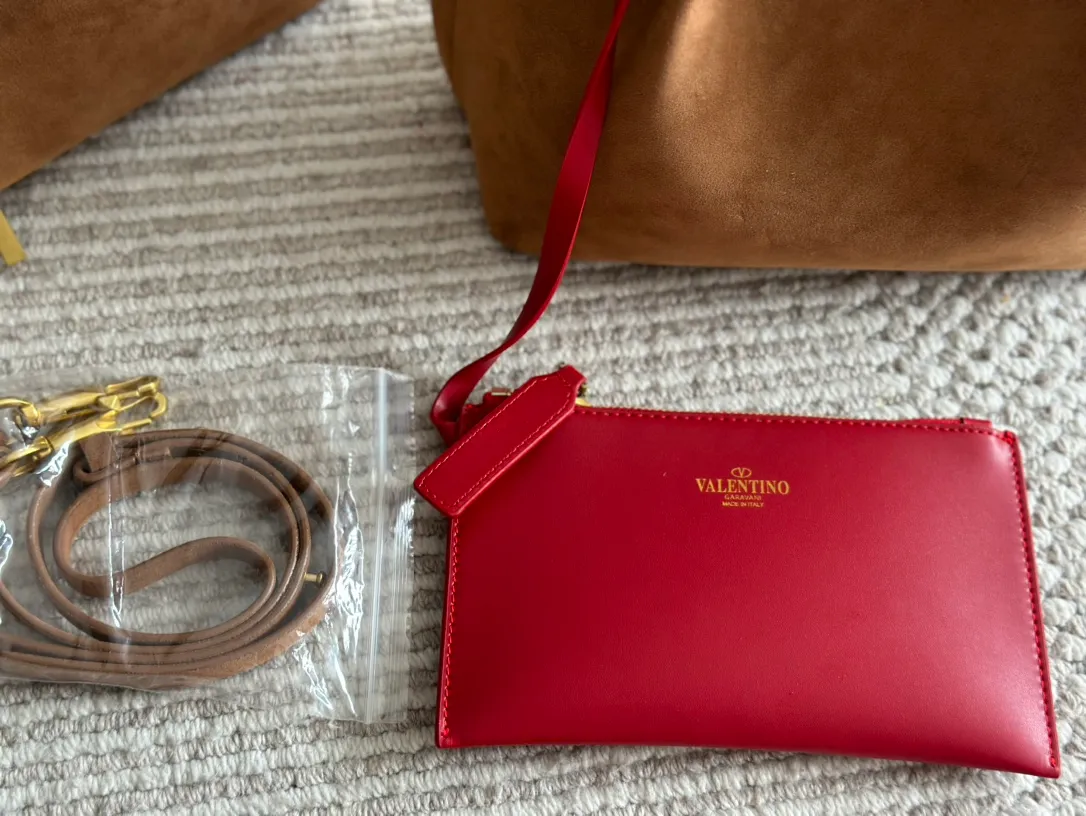 ¥410, 190 Valentino A popular model in the counter. Playful and super personality, whoever wears it will look better. Can’t conceal the foreign style. Exquisite routing. Color matching is very distinctive. Very versatile and can be matched with daily life. Casual and playful with a little bit of a lady style. It will definitely become a super hot style in the new year, spring and summer. ♥️Size 38 25cm/ 26 19cm