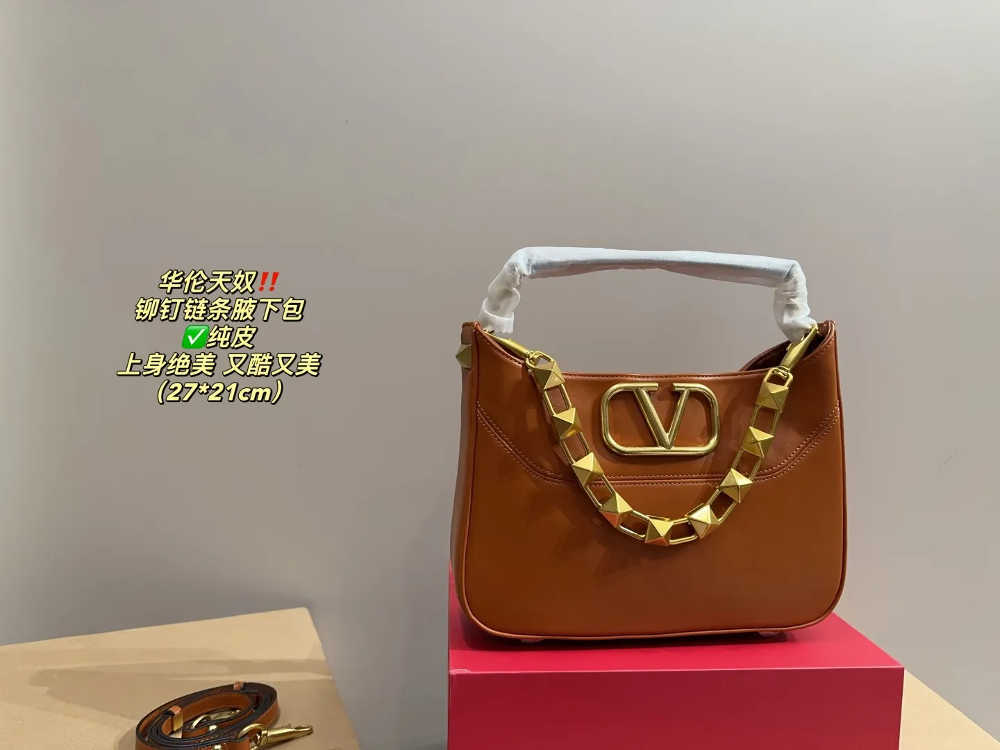 ✅Pure leather P400 with folding box⚠️Size 27.21 Valentino rivet chain armpit bag. The texture is so beautiful. The upper body is really too textured. Don’t be too attractive when shopping in daily life.