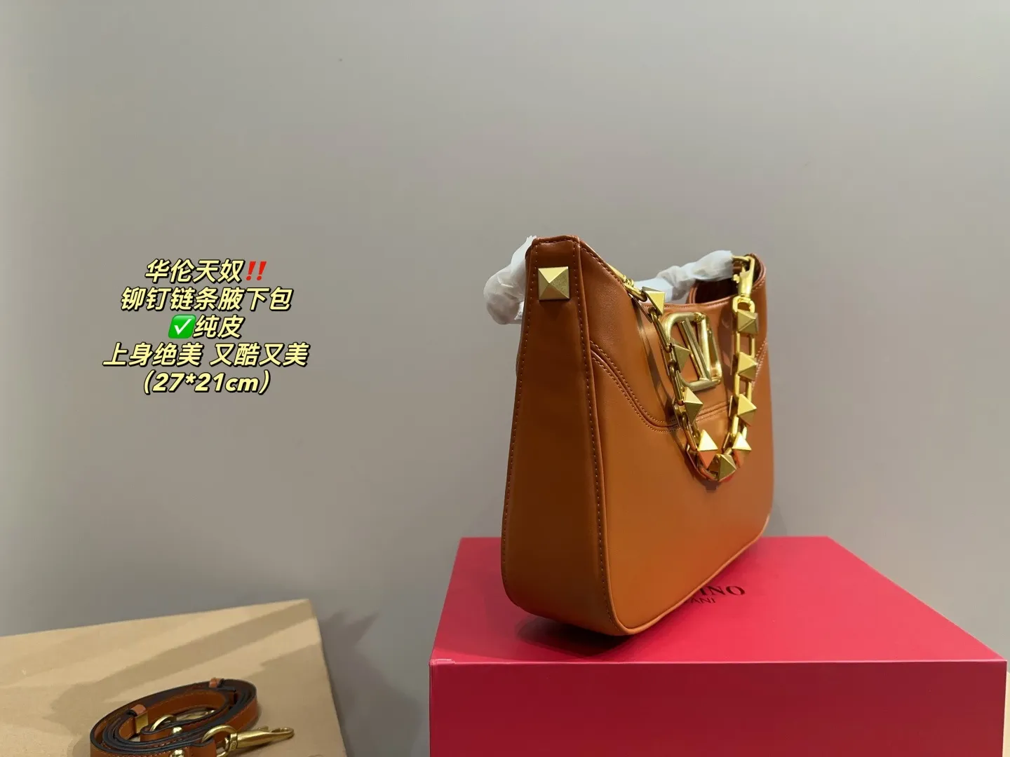✅Pure leather P400 with folding box⚠️Size 27.21 Valentino rivet chain armpit bag. The texture is so beautiful. The upper body is really too textured. Don’t be too attractive when shopping in daily life.