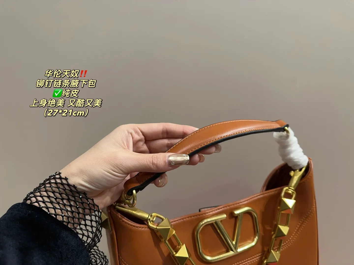 ✅Pure leather P400 with folding box⚠️Size 27.21 Valentino rivet chain armpit bag. The texture is so beautiful. The upper body is really too textured. Don’t be too attractive when shopping in daily life.