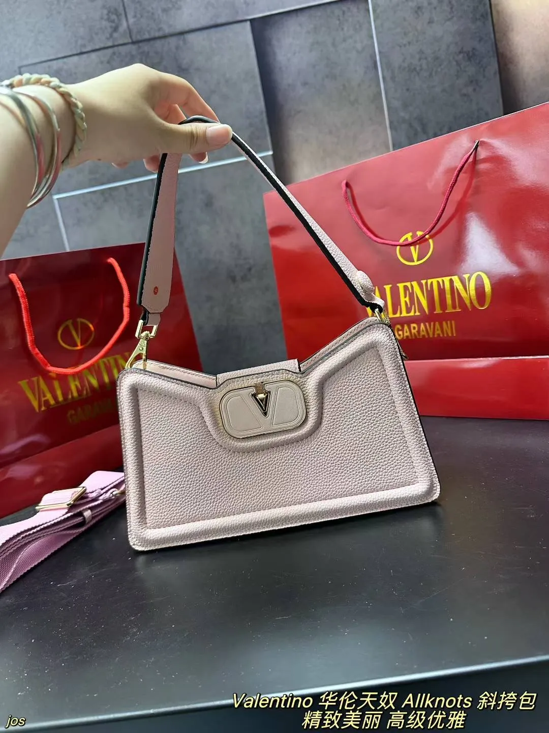 P290 Valentino Allknots crossbody bag, armpit bag, exquisite and beautiful, high-end and elegant, easy to control, no matter the clothes or season, can be used all year round, can be salty or sweet, tall girls carry it, the temperament of a royal lady, small girls carry, a sweet girl. Size: 26*15CM