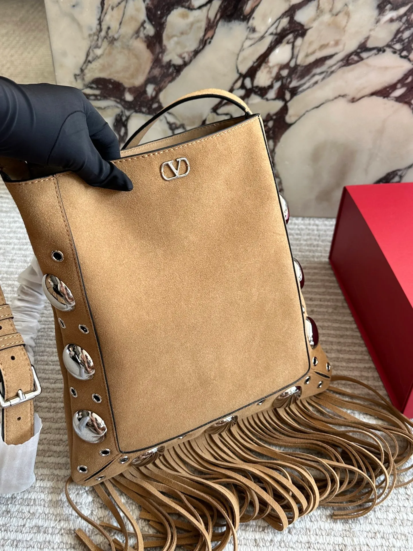 💰 480 in box size: 28 30cm Valentino new product! Who can resist this style? It’s totally okay to wear in spring, summer, autumn and winter~