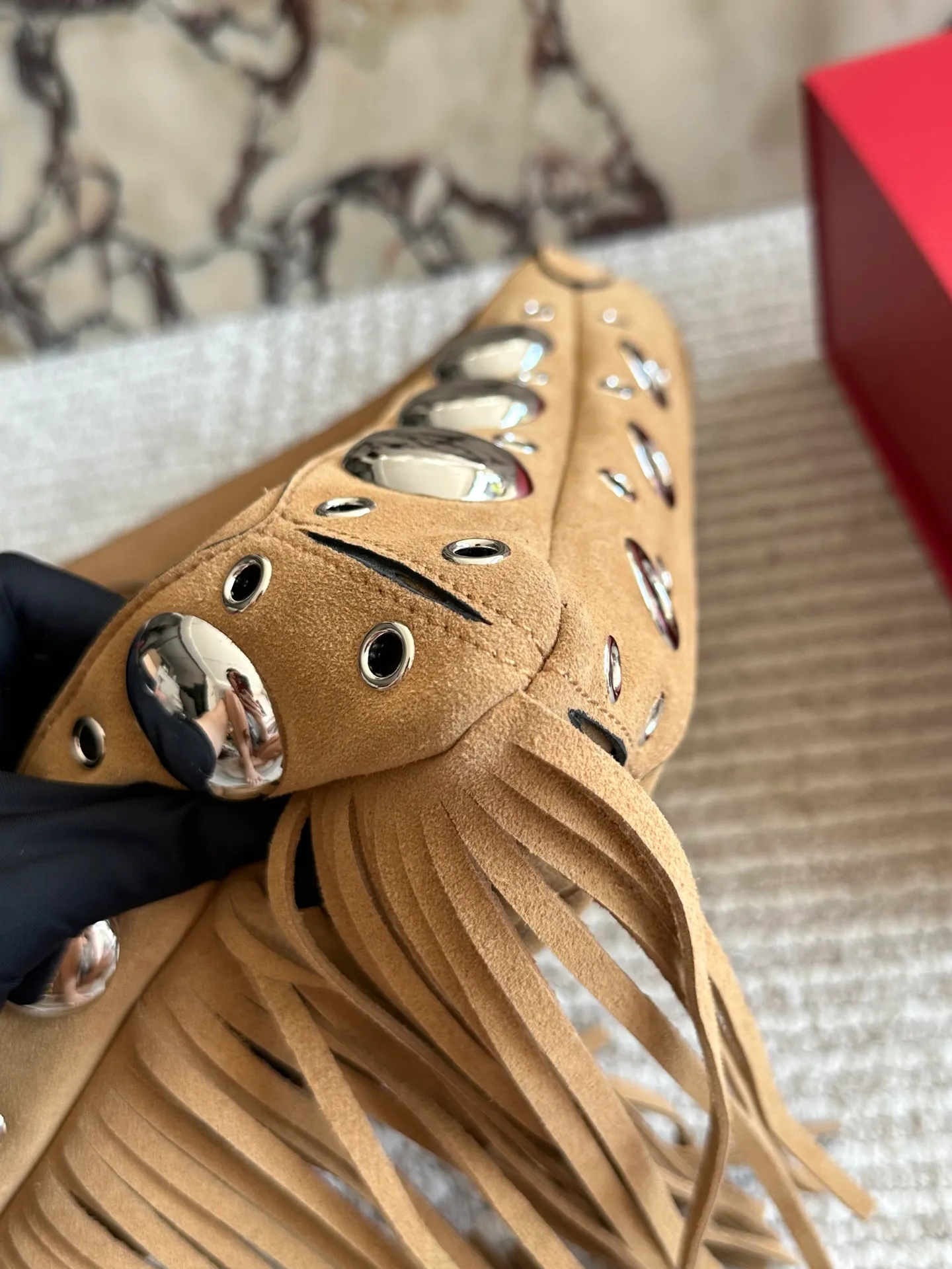 💰 480 in box size: 28 30cm Valentino new product! Who can resist this style? It’s totally okay to wear in spring, summer, autumn and winter~