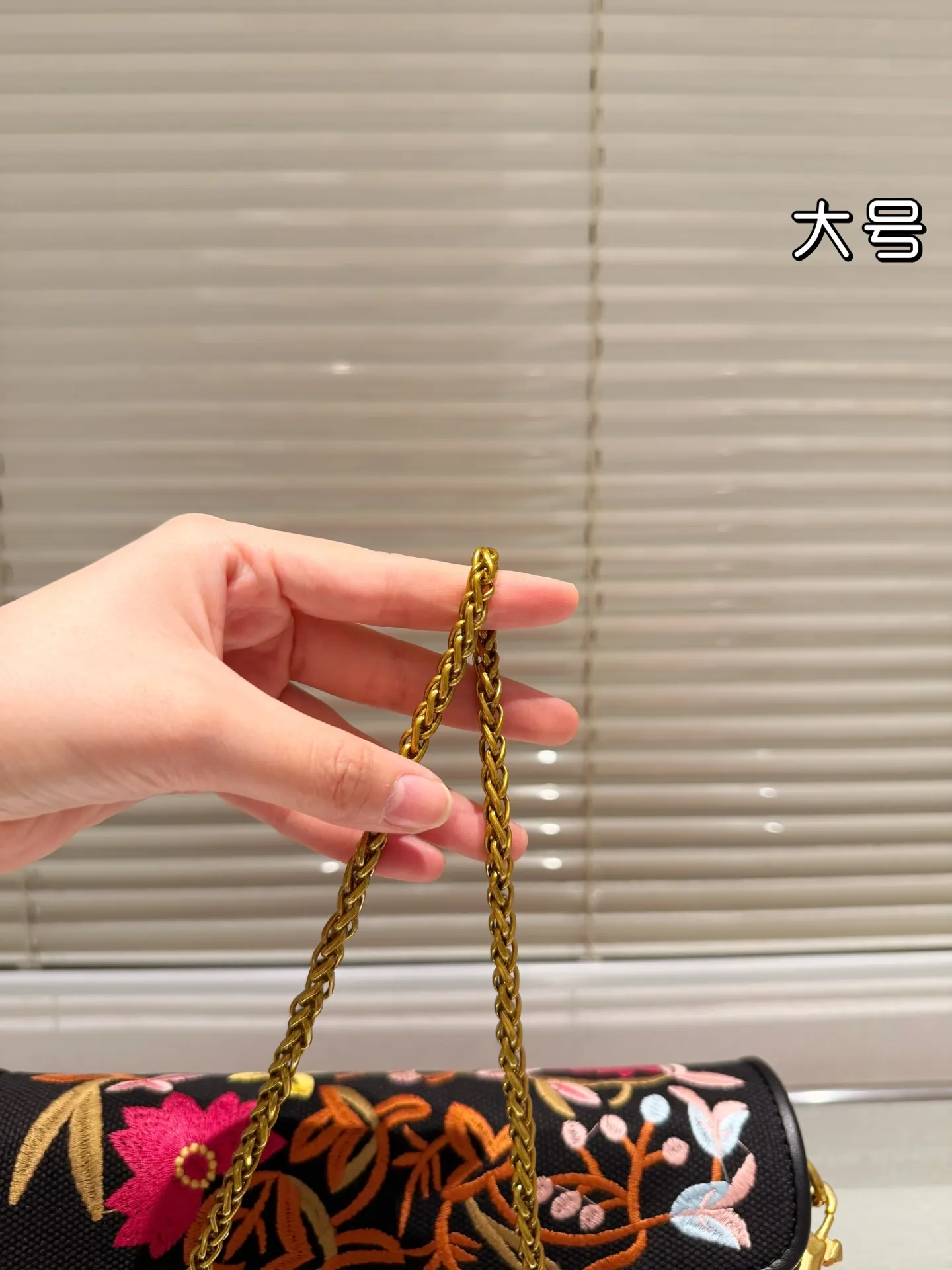 Large P400 box ⚠️Size 27*12 Valentino embroidered chain bag Unlocks fashion charm Can be salty or sweet The most beautiful girl on the street