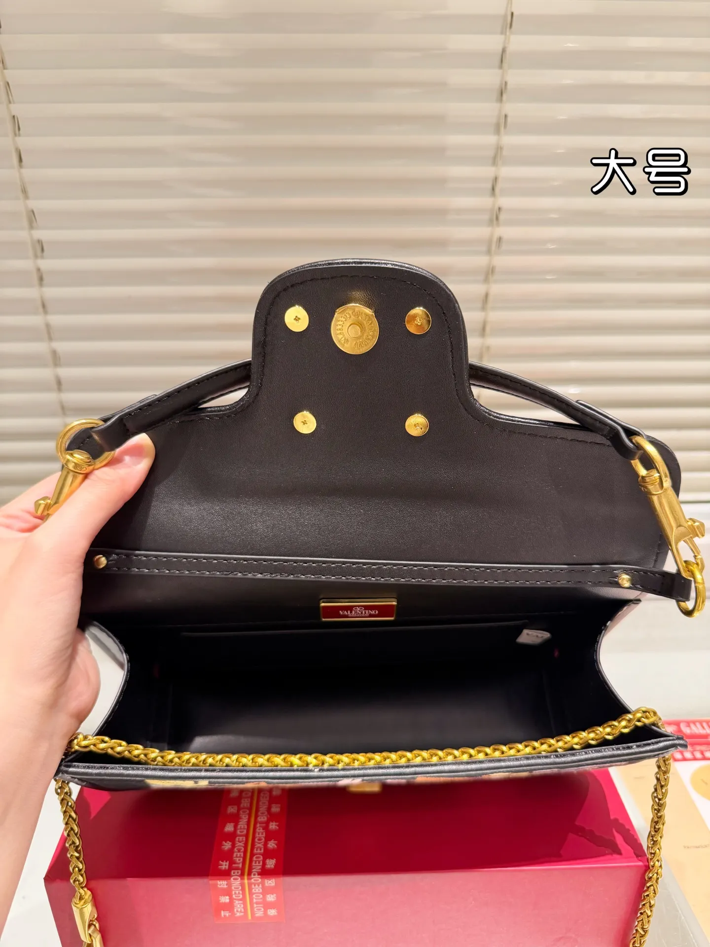 Large P400 box ⚠️Size 27*12 Valentino embroidered chain bag Unlocks fashion charm Can be salty or sweet The most beautiful girl on the street