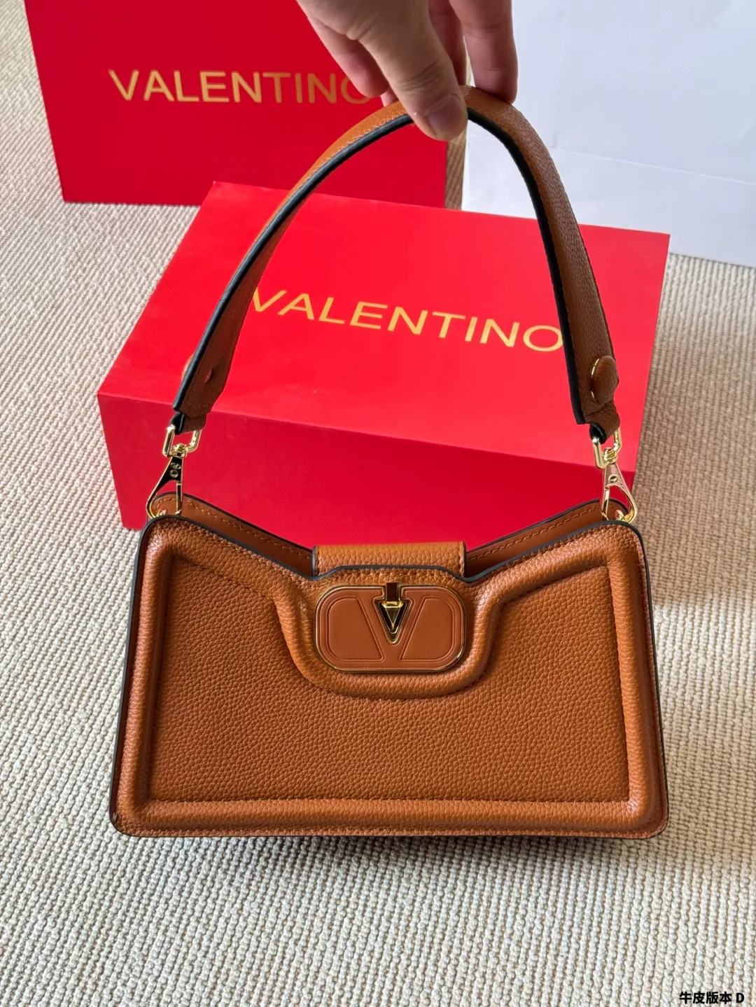 Cowhide version p310 Valentino Allknots crossbody bag Exquisite and beautiful, high-end elegance, easy to control, no matter the clothes or seasons. Can be used all year round, salty or sweet. Carry it on a tall girl, and look like a queen. Carry it on a small girl, it looks sweet on a girl. Size: 26 15