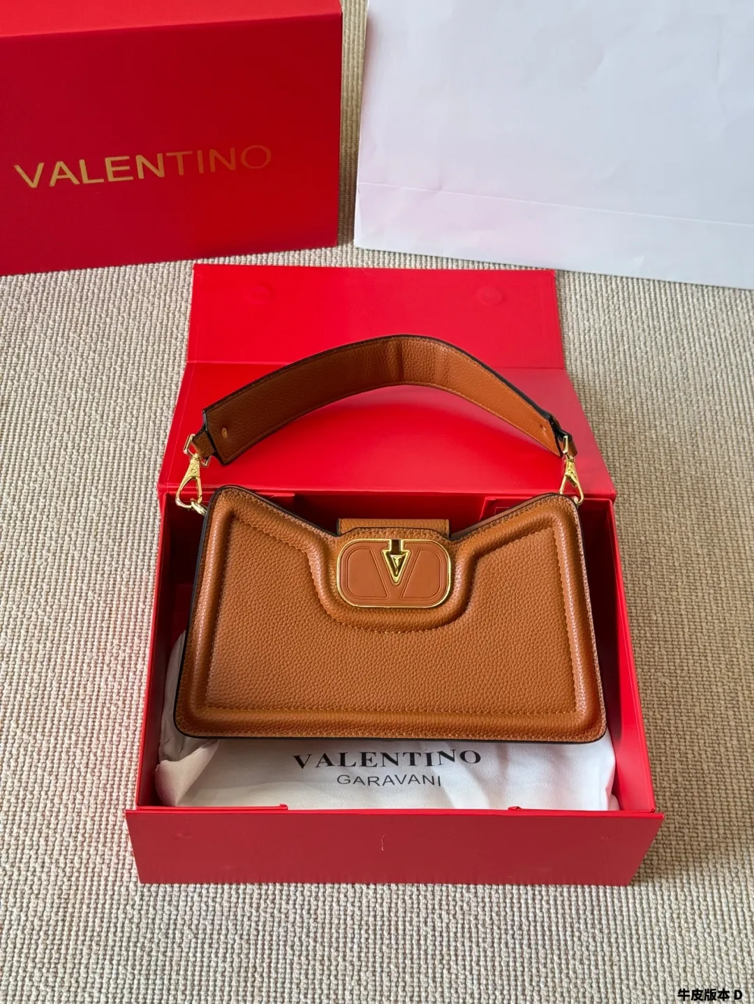 Cowhide version p310 Valentino Allknots crossbody bag Exquisite and beautiful, high-end elegance, easy to control, no matter the clothes or seasons. Can be used all year round, salty or sweet. Carry it on a tall girl, and look like a queen. Carry it on a small girl, it looks sweet on a girl. Size: 26 15