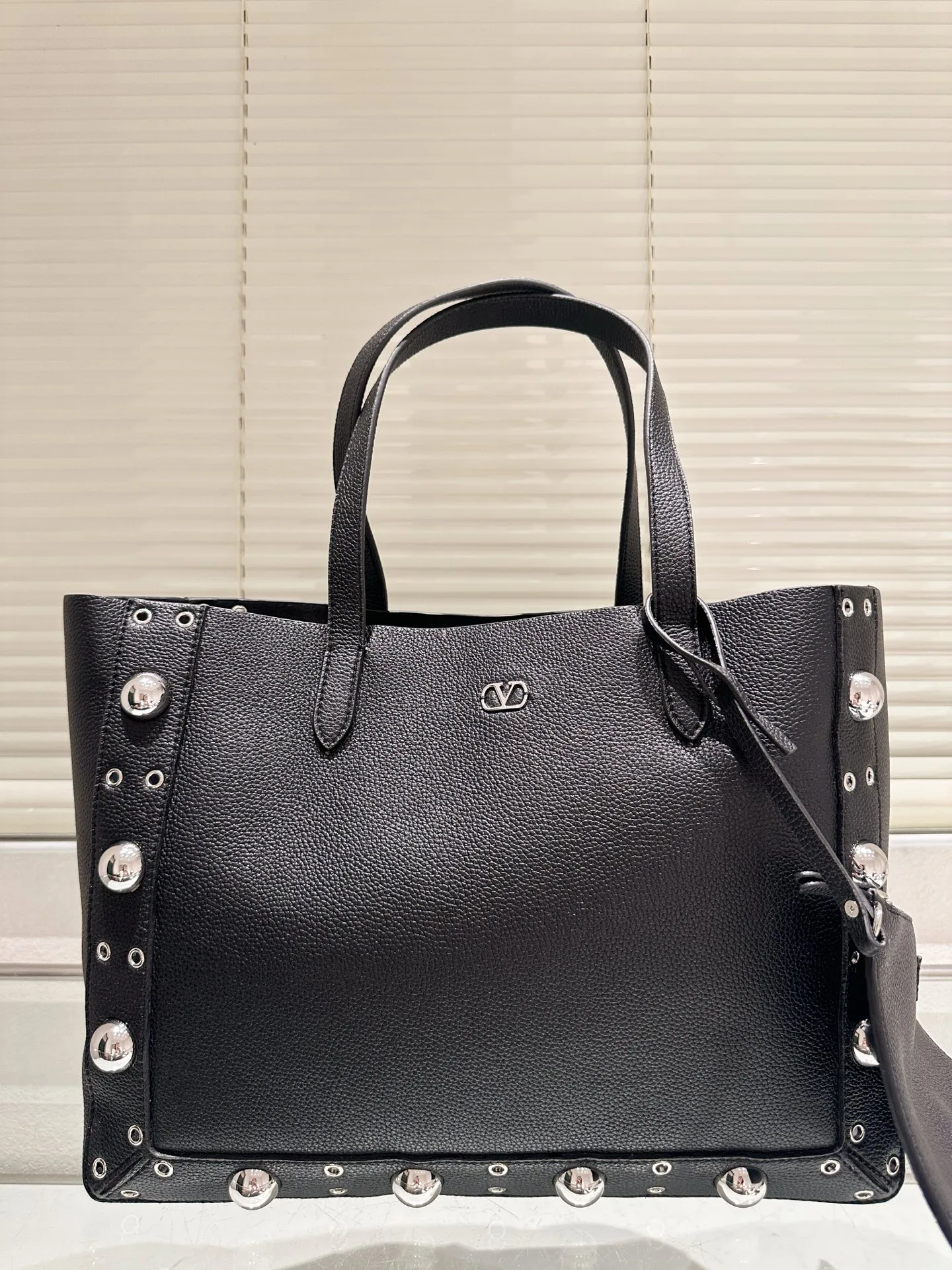 P480 comes with box⚠️Size 40*30 Valentino nellcote tote bag with suede body, decorated with ball rivets and hollow details, balancing retro and fashionable. It can be freely switched between hand-carrying and shoulder-carrying, and combined with a detachable carrying bag, it combines practicality and fun.