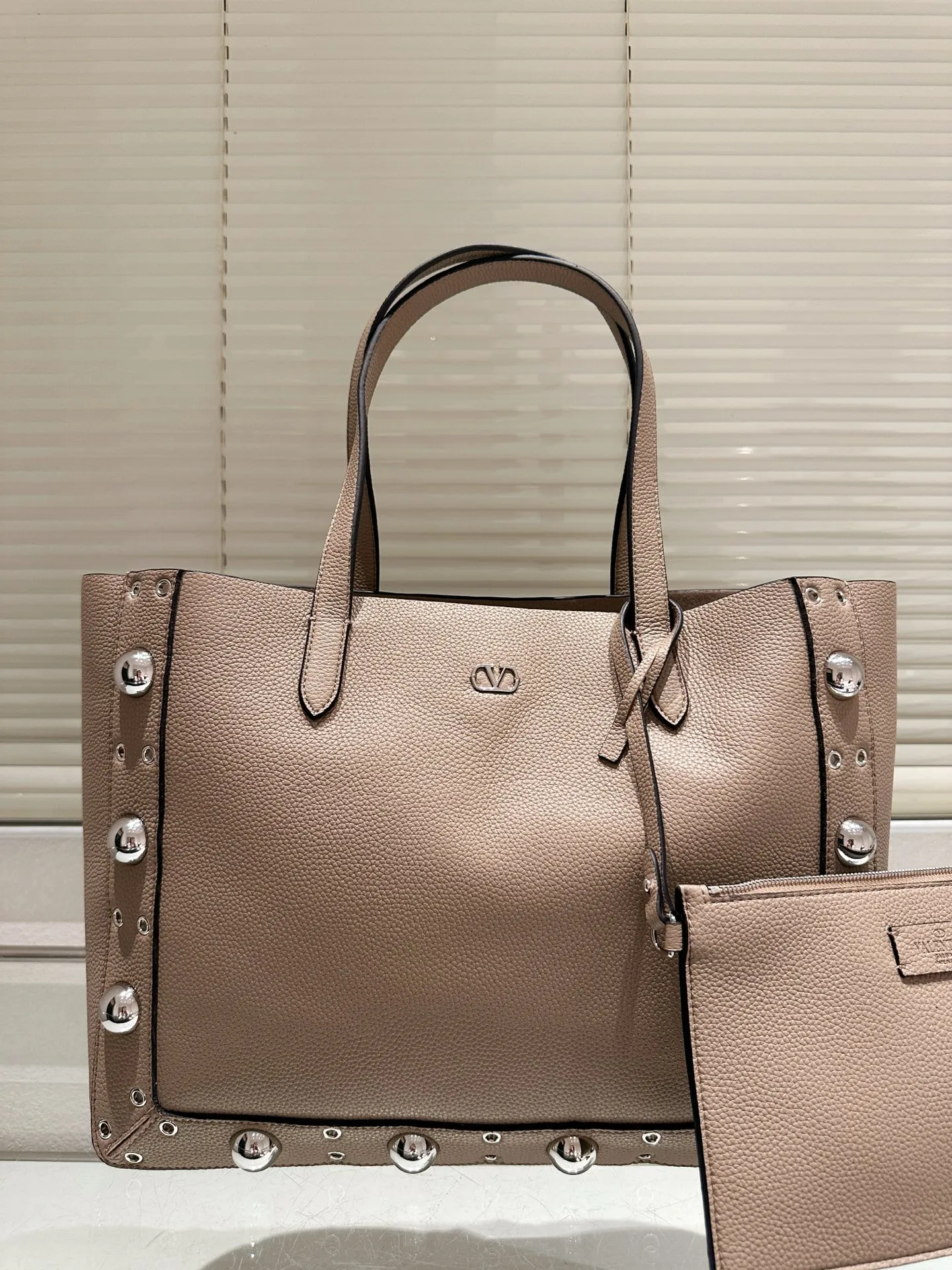 P480 comes with box⚠️Size 40*30 Valentino nellcote tote bag with suede body, decorated with ball rivets and hollow details, balancing retro and fashionable. It can be freely switched between hand-carrying and shoulder-carrying, and combined with a detachable carrying bag, it combines practicality and fun.