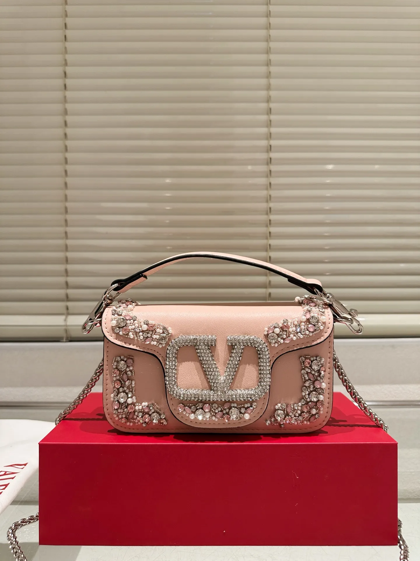 Small P400 folding box ⚠️Size 20.9 Valentino Loco shoulder bag has a high-end feel. This look is very versatile. No matter how you carry it, there is no pressure. Which girl can resist such a beautiful bag?