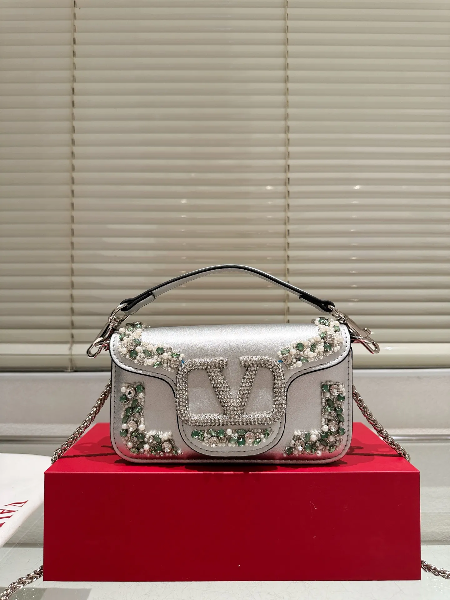 Small P400 folding box ⚠️Size 20.9 Valentino Loco shoulder bag has a high-end feel. This look is very versatile. No matter how you carry it, there is no pressure. Which girl can resist such a beautiful bag?