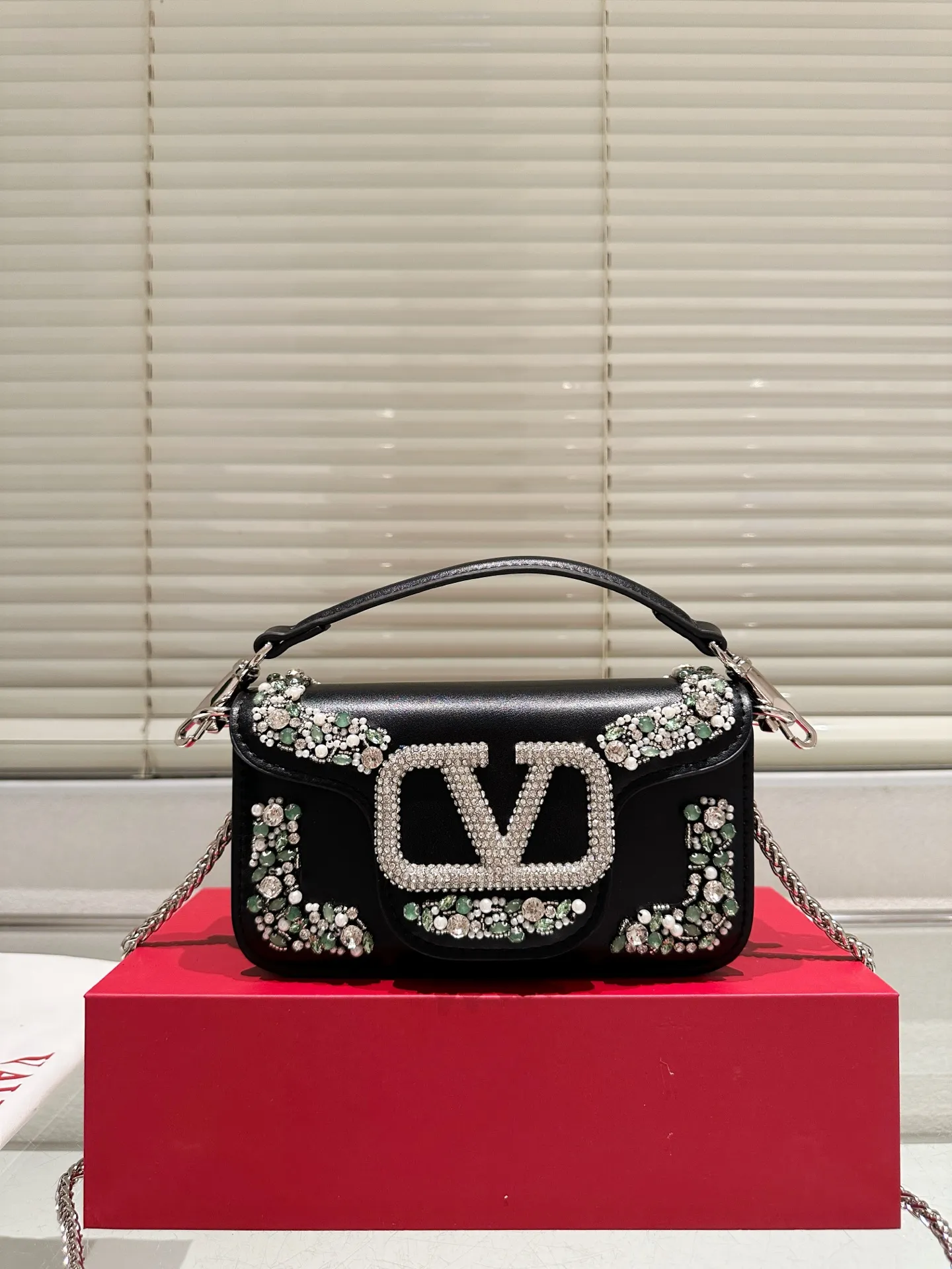 Small P400 folding box ⚠️Size 20.9 Valentino Loco shoulder bag has a high-end feel. This look is very versatile. No matter how you carry it, there is no pressure. Which girl can resist such a beautiful bag?