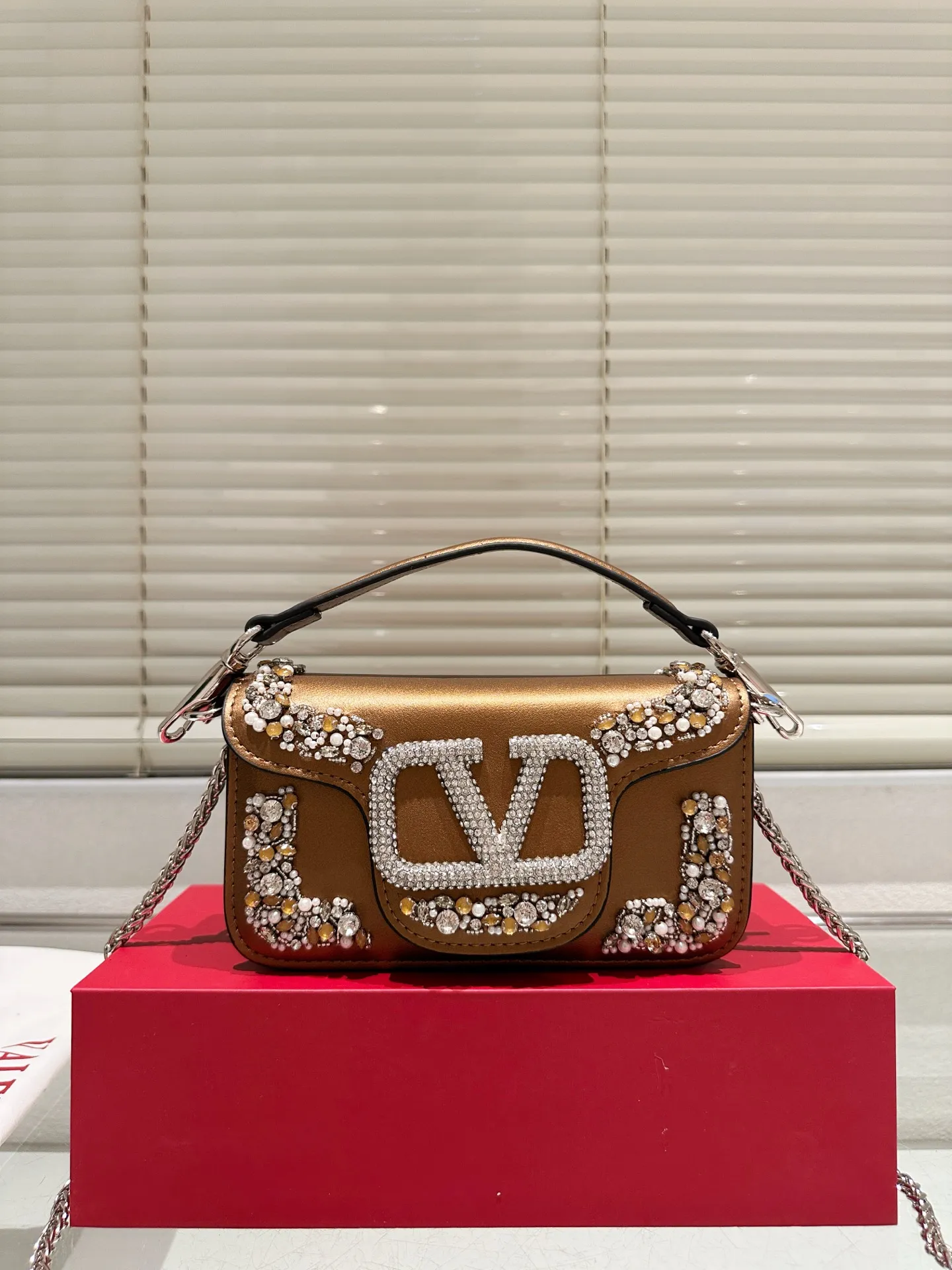 Small P400 folding box ⚠️Size 20.9 Valentino Loco shoulder bag has a high-end feel. This look is very versatile. No matter how you carry it, there is no pressure. Which girl can resist such a beautiful bag?