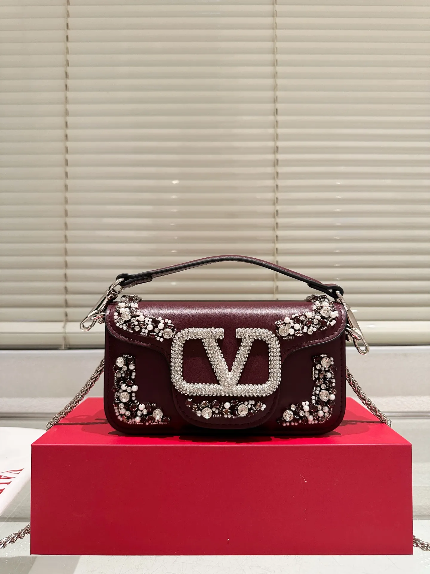 Small P400 folding box ⚠️Size 20.9 Valentino Loco shoulder bag has a high-end feel. This look is very versatile. No matter how you carry it, there is no pressure. Which girl can resist such a beautiful bag?