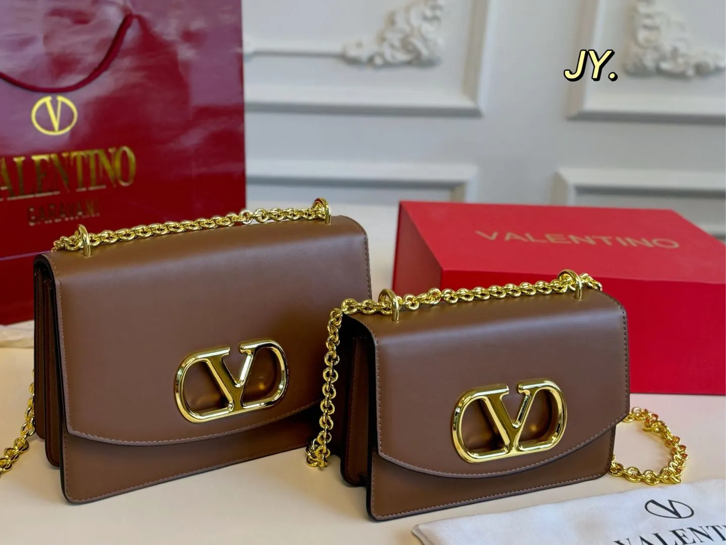 P300 large size P290 small size (folding box) size: 24×16 large size 20×13 small size Valentino Valentino 25ss VAIN chain accordion bag, retro hollow logo, modern style, eye-catching and textured, with a sense of high-end. This appearance is very versatile~ The flower of wealth in the world, beautiful and generous‼ ️