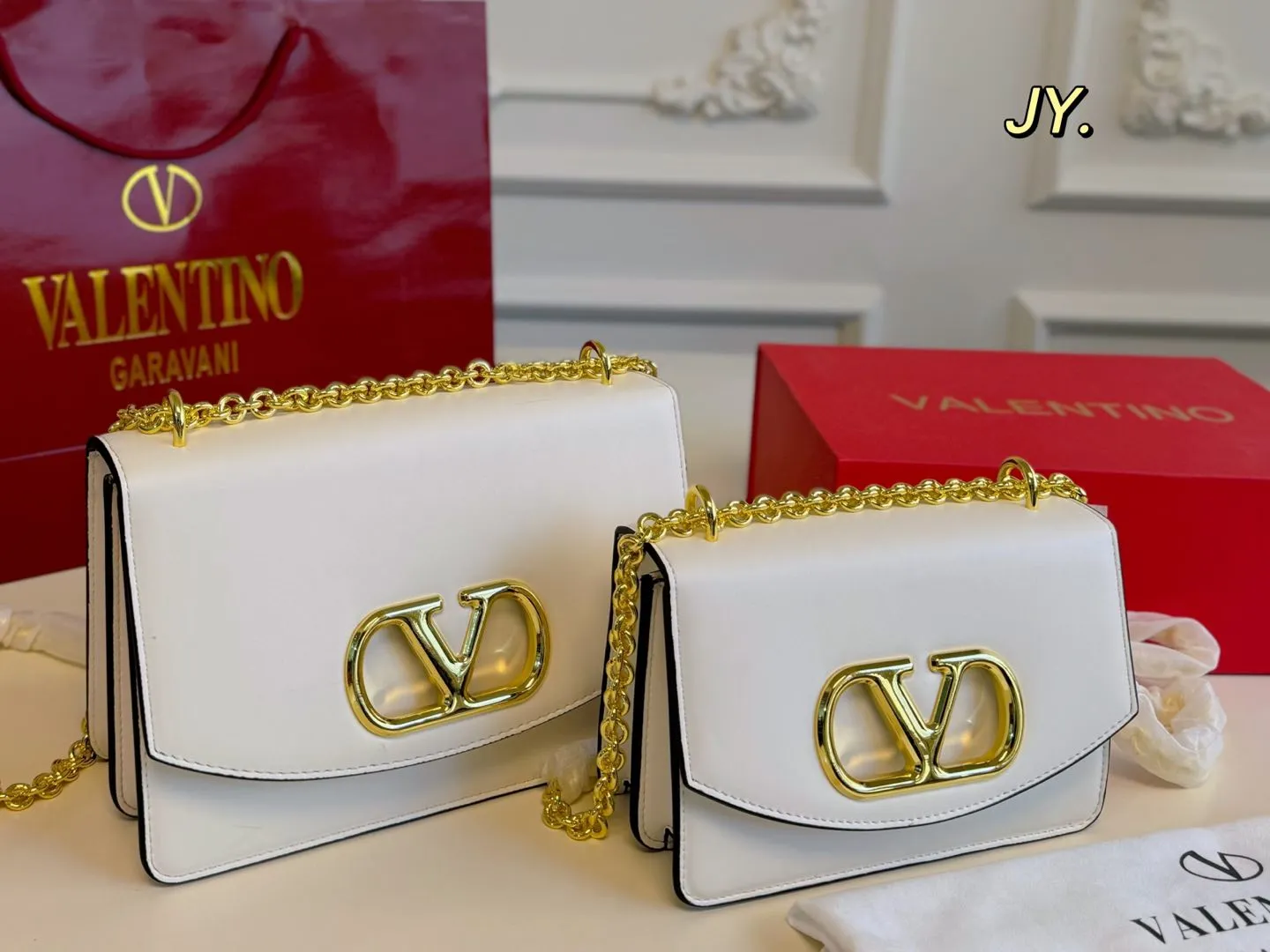 P300 large size P290 small size (folding box) size: 24×16 large size 20×13 small size Valentino Valentino 25ss VAIN chain accordion bag, retro hollow logo, modern style, eye-catching and textured, with a sense of high-end. This appearance is very versatile~ The flower of wealth in the world, beautiful and generous‼ ️