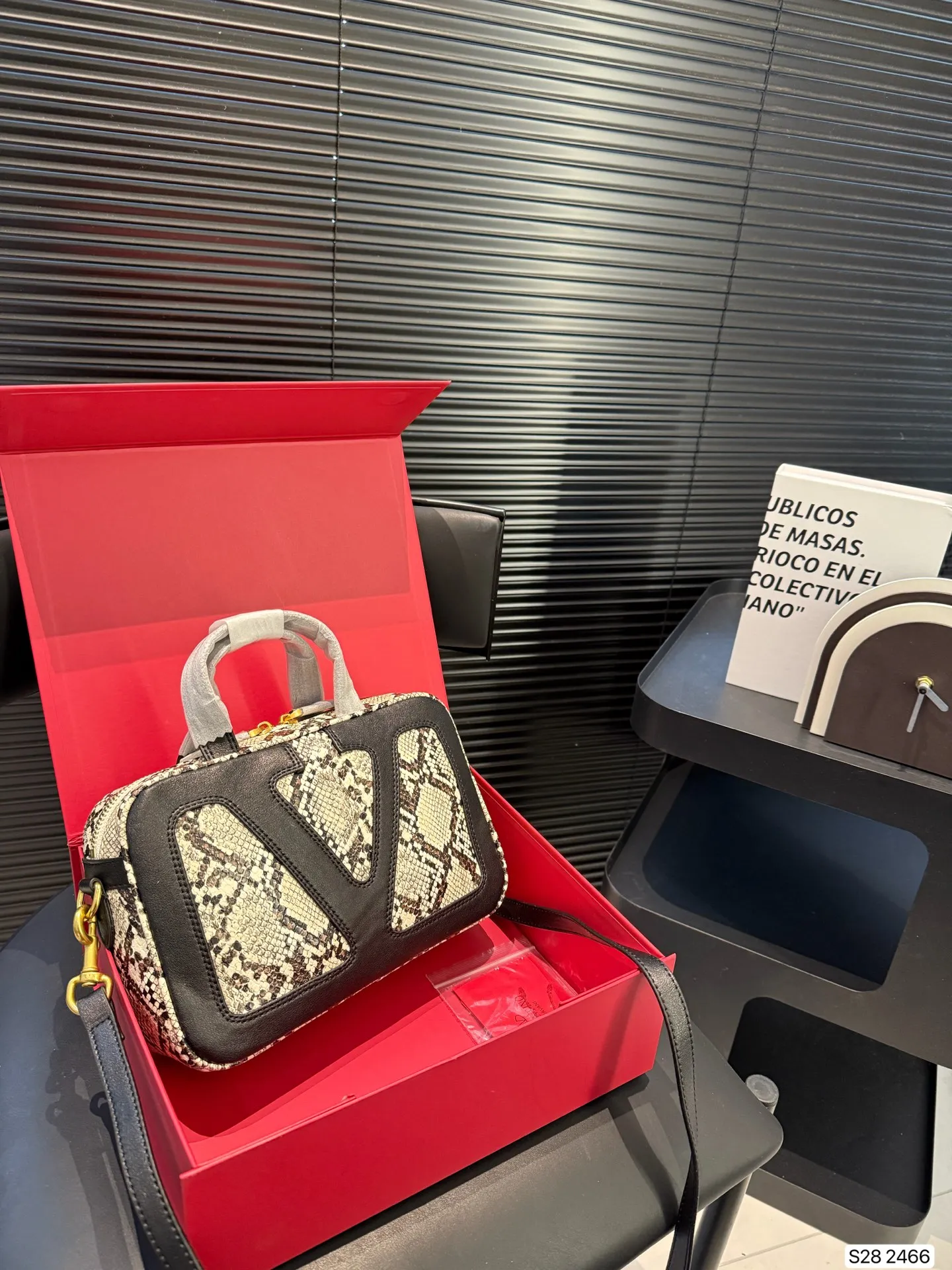 P380 comes with a folding box. Stars interpret the Valentino Viva Superstar bag. The eye-catching V Logo makes it highly recognizable. The outline of the bag is square and orderly. The color matching and sliding chain add to the retro texture. #Valentino2025 Early Spring Series Size: 24 16 Item No. 2466