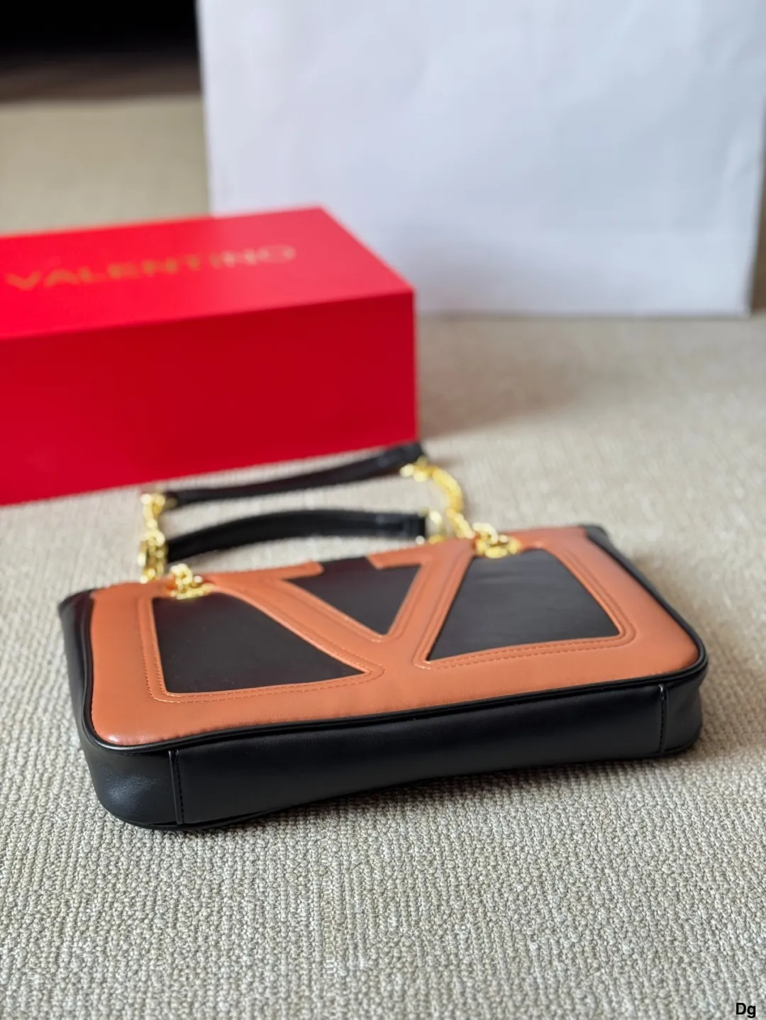 p290/p280 Wang Shiling's same Valentino Viva Superstar Valentino shoulder bag has a retro feel, is high-end yet elegant, and has a great atmosphere. It can be worn for commuting, leisure, and dating. The size is large 37 26cm and small 27 18cm.