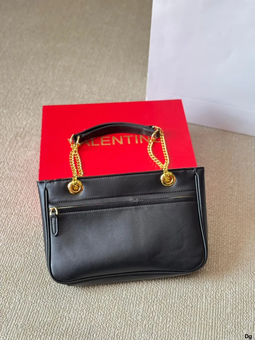 p290/p280 Wang Shiling's same Valentino Viva Superstar Valentino shoulder bag has a retro feel, is high-end yet elegant, and has a great atmosphere. It can be worn for commuting, leisure, and dating. The size is large 37 26cm and small 27 18cm.