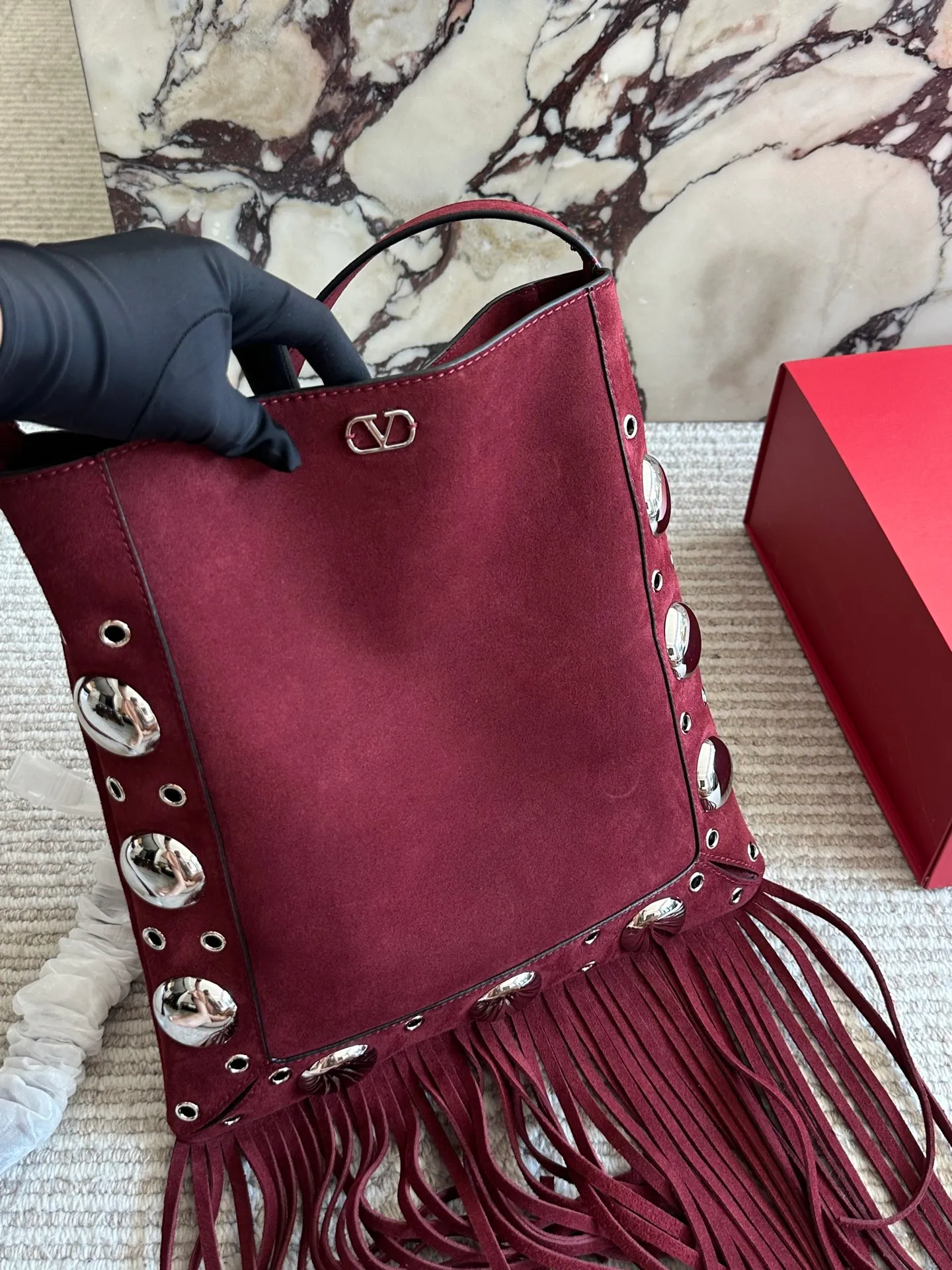💰 480 in box size: 28 30cm Valentino new product! Who can resist this style? It’s totally okay to wear in spring, summer, autumn and winter~