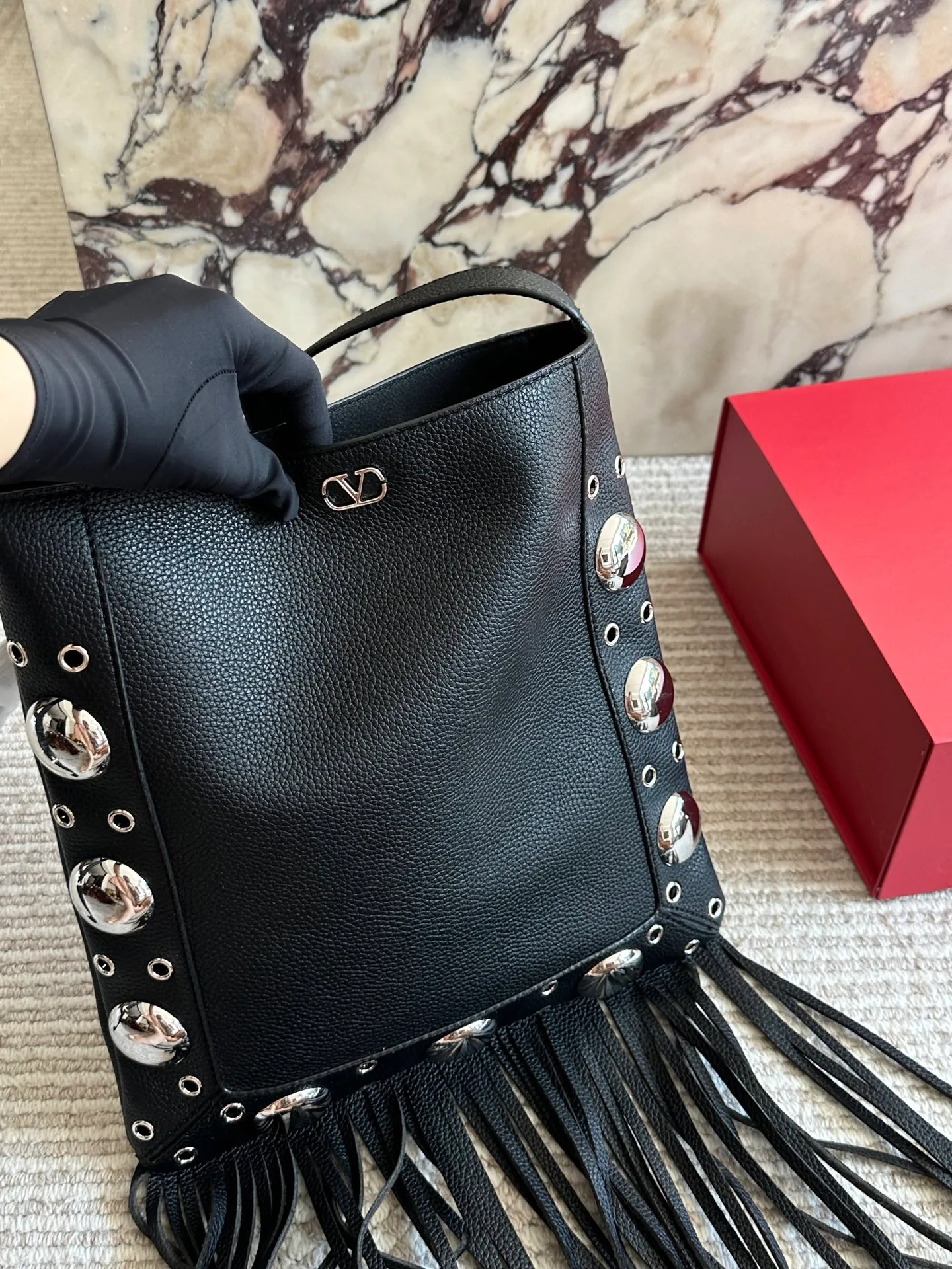 💰 480 in box size: 28 30cm Valentino new product! Who can resist this style? It’s totally okay to wear in spring, summer, autumn and winter~