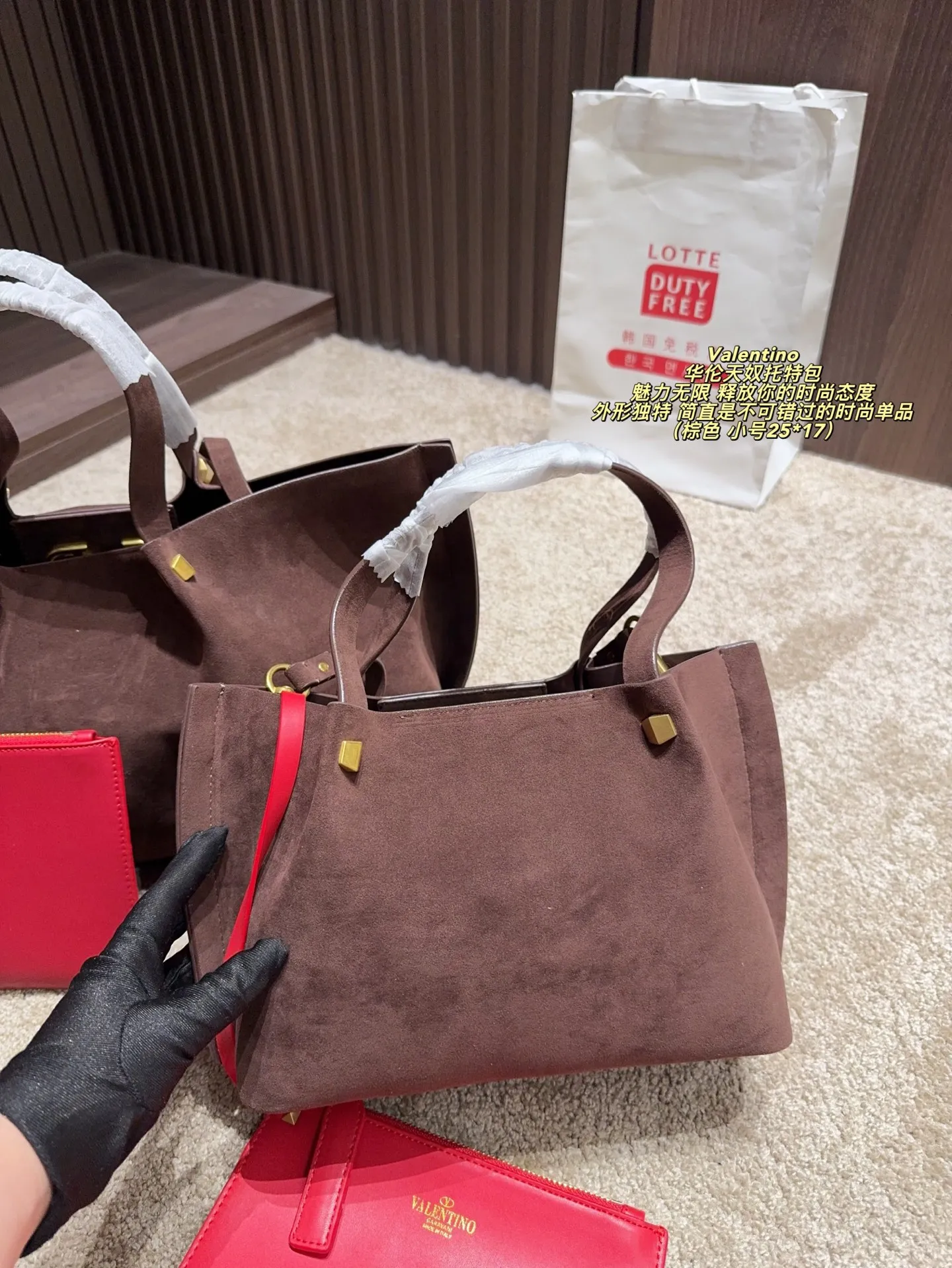 Large size p410⚠️Size 36*23 Small size P390⚠️Size 25*17 Valentino Tote bag has endless charm and unleashes your fashion attitude. It has a unique appearance and many cute colors to choose from. It is simply a fashion item not to be missed. It is different from the softness of canvas bags. It gives a free and easy feeling when carried on the body. It is super textured and is loved by fashionistas.