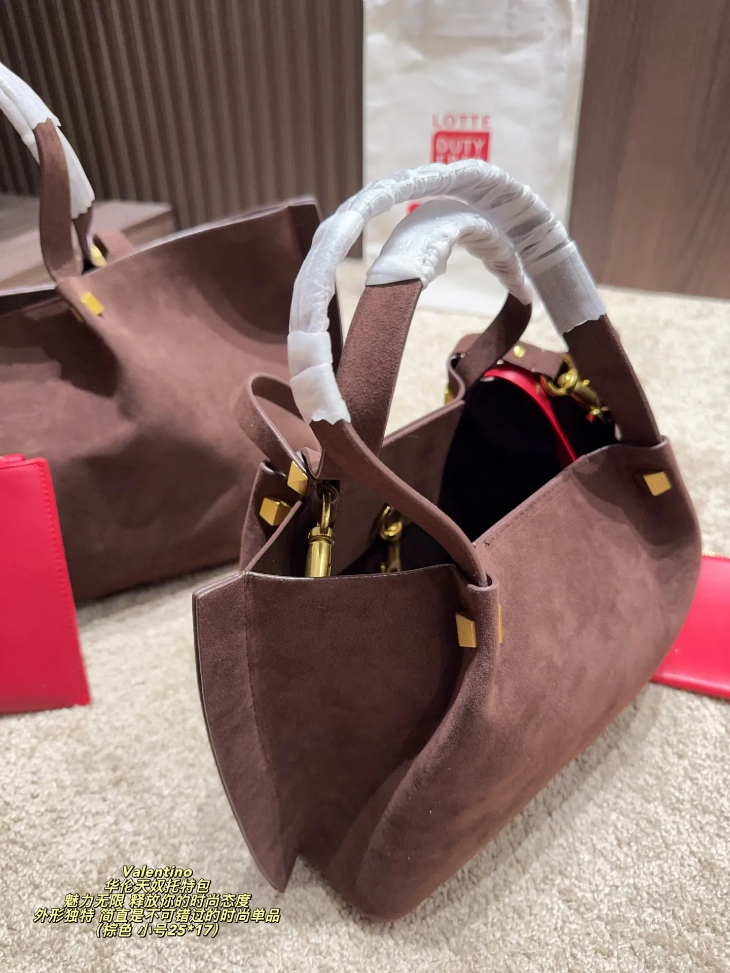 Large size p410⚠️Size 36*23 Small size P390⚠️Size 25*17 Valentino Tote bag has endless charm and unleashes your fashion attitude. It has a unique appearance and many cute colors to choose from. It is simply a fashion item not to be missed. It is different from the softness of canvas bags. It gives a free and easy feeling when carried on the body. It is super textured and is loved by fashionistas.