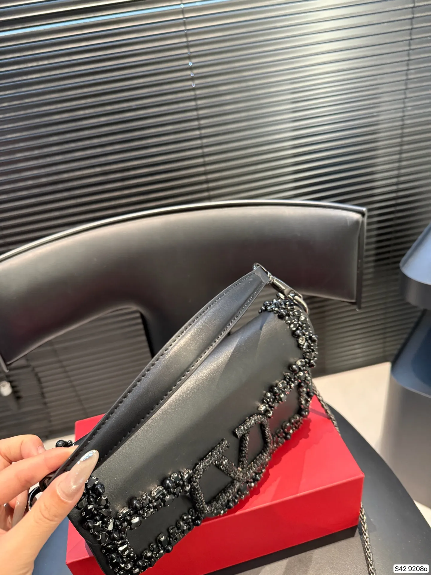 P520 comes with a folding box. This time Valentino has really stepped up its game. It is favored by celebrities from all walks of life ~ The simple design is not only full of art but also exquisite. Premium size: 25 15 Item No. 9208