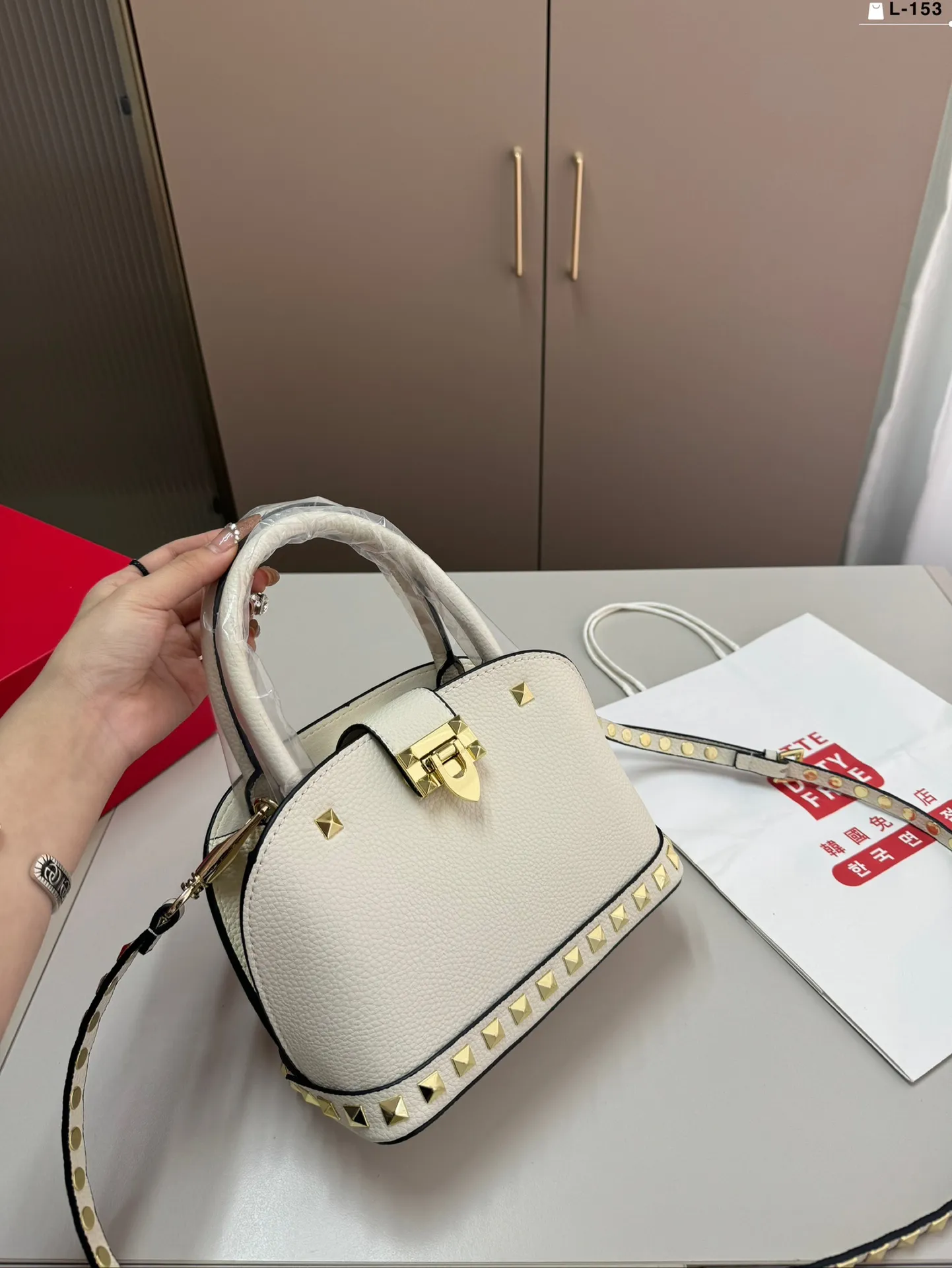 VALENTINO Valentino rivet shell bag💰p360