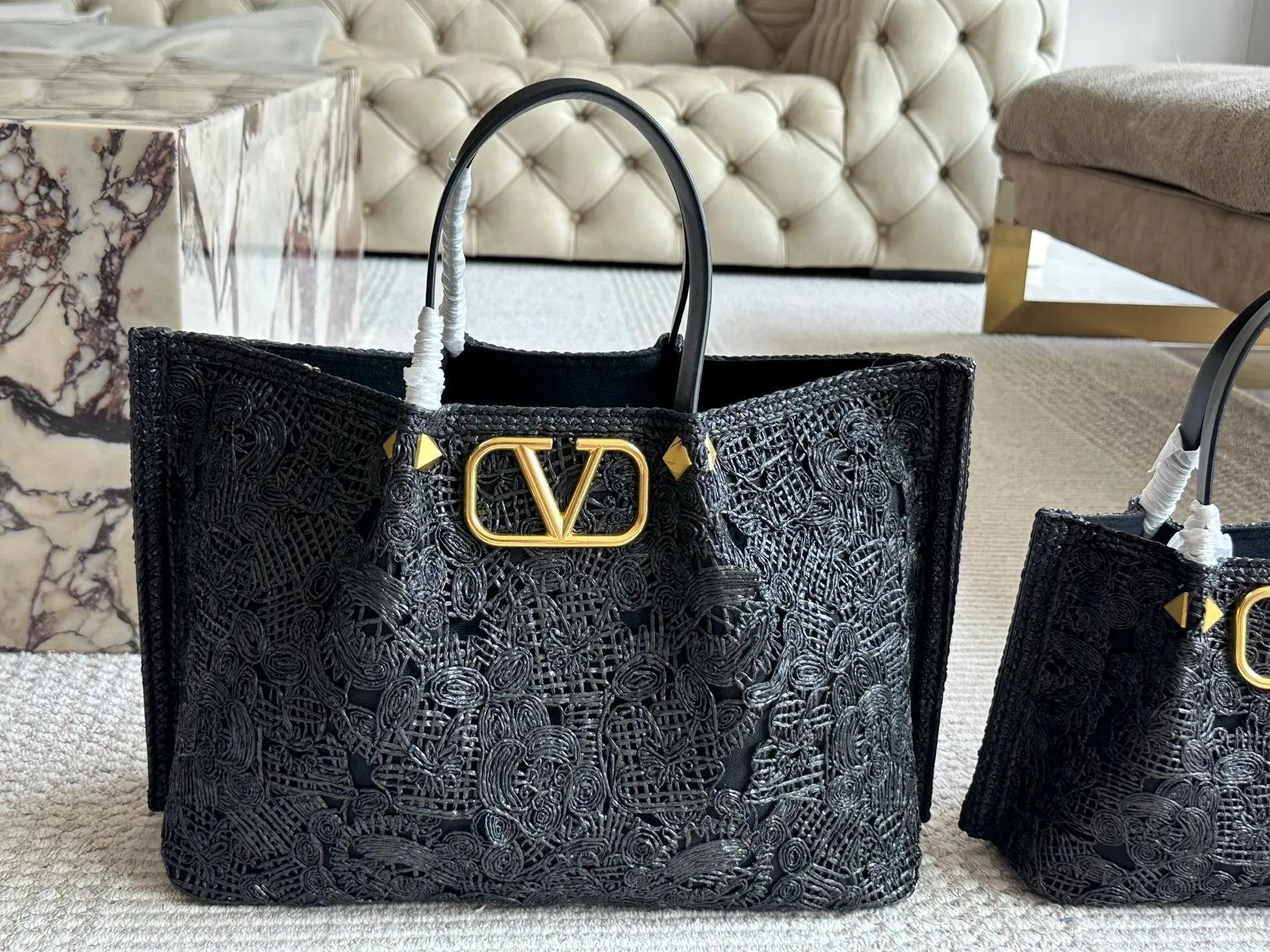 ¥680, ¥600 Valentino’s popular model at the counter. Playful and super personality, whoever wears it looks better. Can’t conceal the foreign style. Exquisite wiring. Color matching is very distinctive. Very versatile and can be matched with daily life. Casual and playful with a little bit of a lady style. It will definitely become a super popular style in the new year, spring and summer. ♥️Size 38 25cm/ 26 19cm