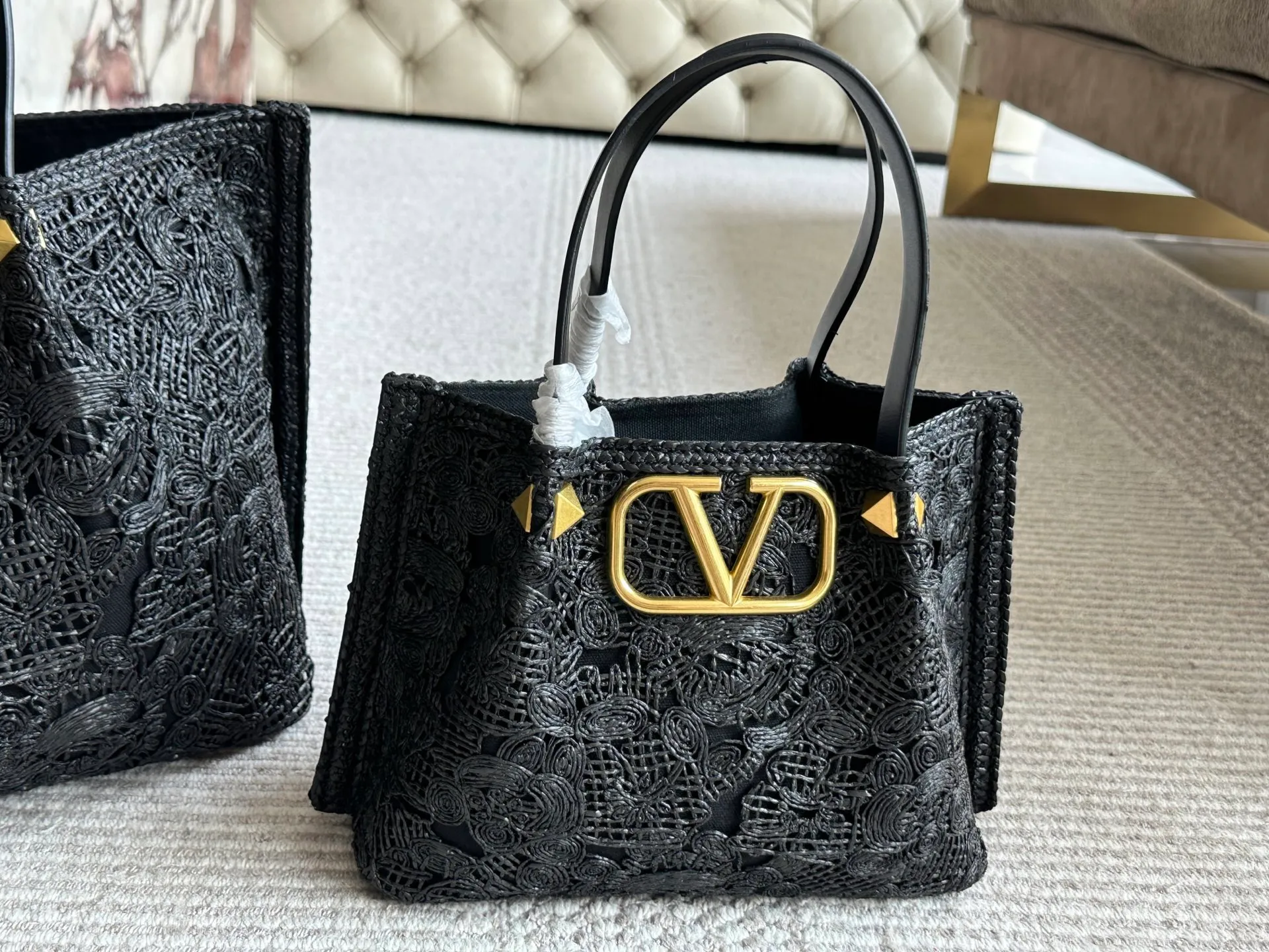 ¥680, ¥600 Valentino’s popular model at the counter. Playful and super personality, whoever wears it looks better. Can’t conceal the foreign style. Exquisite wiring. Color matching is very distinctive. Very versatile and can be matched with daily life. Casual and playful with a little bit of a lady style. It will definitely become a super popular style in the new year, spring and summer. ♥️Size 38 25cm/ 26 19cm