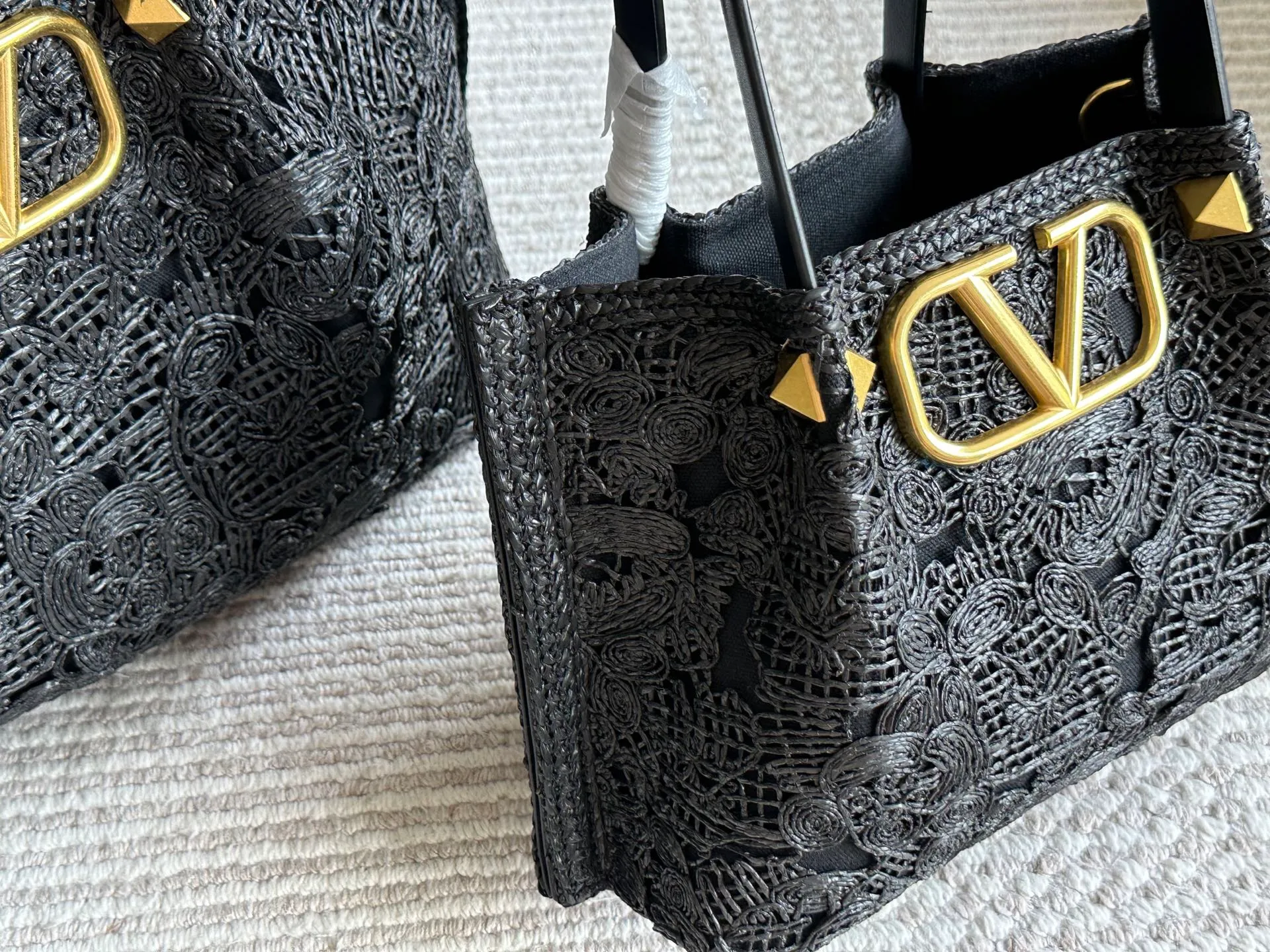 ¥680, ¥600 Valentino’s popular model at the counter. Playful and super personality, whoever wears it looks better. Can’t conceal the foreign style. Exquisite wiring. Color matching is very distinctive. Very versatile and can be matched with daily life. Casual and playful with a little bit of a lady style. It will definitely become a super popular style in the new year, spring and summer. ♥️Size 38 25cm/ 26 19cm