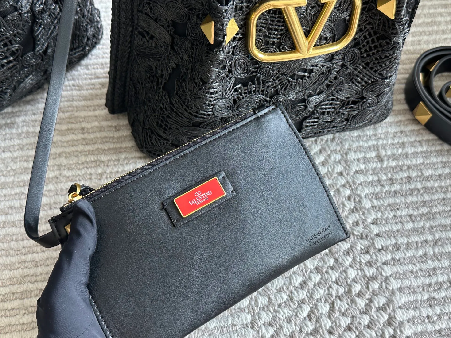 ¥680, ¥600 Valentino’s popular model at the counter. Playful and super personality, whoever wears it looks better. Can’t conceal the foreign style. Exquisite wiring. Color matching is very distinctive. Very versatile and can be matched with daily life. Casual and playful with a little bit of a lady style. It will definitely become a super popular style in the new year, spring and summer. ♥️Size 38 25cm/ 26 19cm