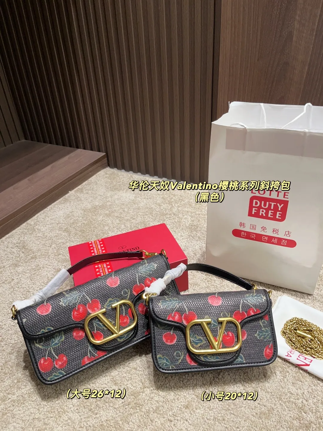 Large p350 with box ⚠️ size 26.12 Small p340 with box ⚠️ size 20.12 Valentino Cherry Series Crossbody Bag Spring and Summer Series, rich colors, complex patterns and multi-layered materials create a strong visual impact. Freen is easy to control, elegant and sexy ~ conveying the romance and vitality of spring and summer, injecting new vitality into the brand!