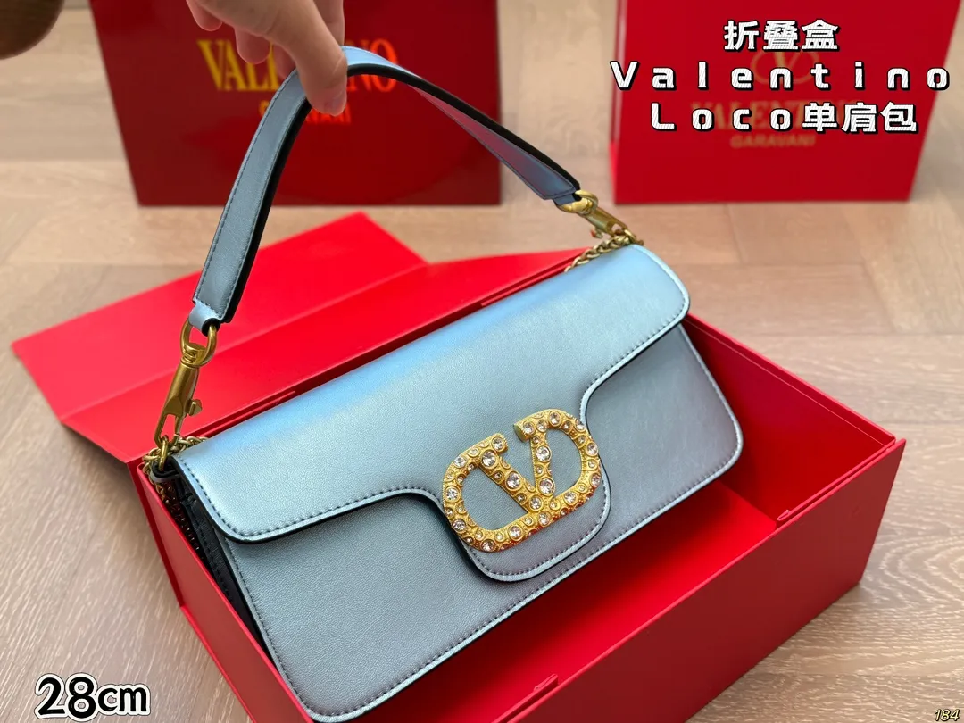 6️⃣Color Large Size ¥310 Folding Box Valentino Loco Shoulder Bag Overflowing with a sense of luxury. This look is very versatile. No matter how you carry it, there is no pressure. Which girl can refuse such a beautiful bag? Size: Large 28 13