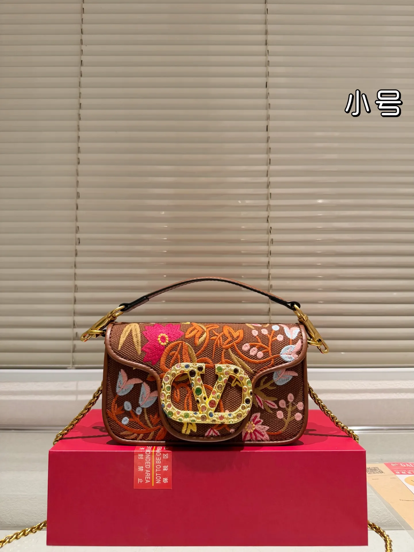 Small P390 with box⚠️Size 20*11 Valentino embroidered chain bag Unlock fashion charm Salt or sweet The most beautiful girl on the street