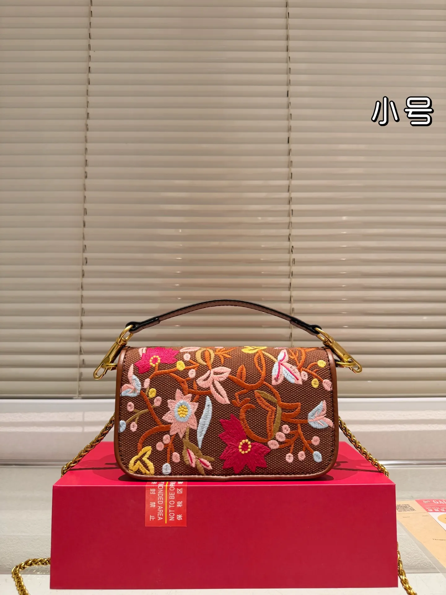 Small P390 with box⚠️Size 20*11 Valentino embroidered chain bag Unlock fashion charm Salt or sweet The most beautiful girl on the street