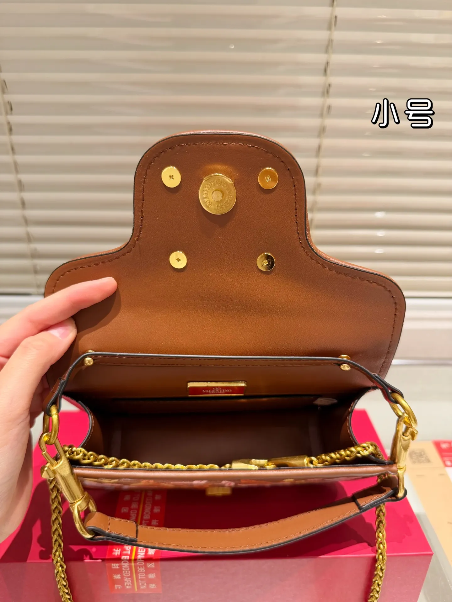Small P390 with box⚠️Size 20*11 Valentino embroidered chain bag Unlock fashion charm Salt or sweet The most beautiful girl on the street