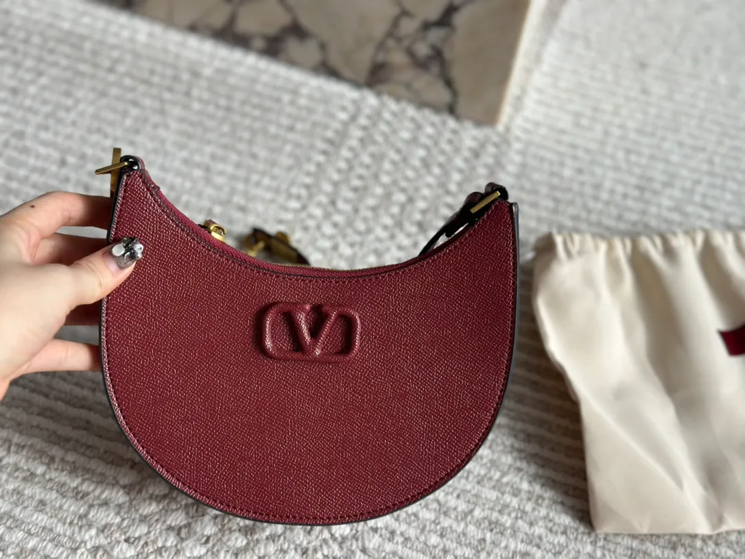 P350 Folding gift box Valentino Valentino Loco A must-have for beautiful fairies. It’s also so pretty. Hand-held shoulder bag Unlocks fashion charm. Can be salty or sweet. The most beautiful girl on the street. Size 20 13cm